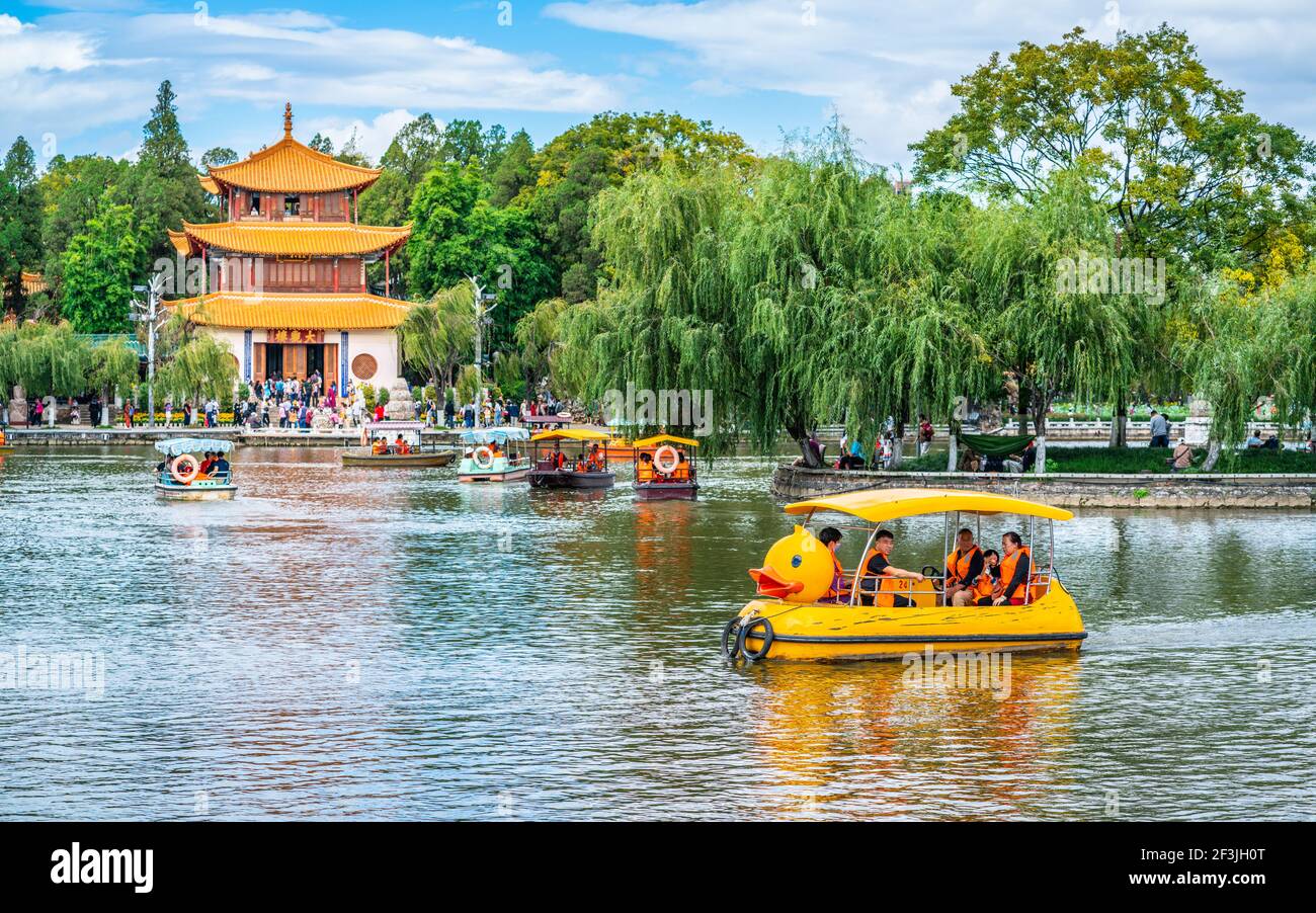 Kunming China , 3. Oktober 2020 : Kunming Daguan Yuan Park Panorama mit Grand View Lou Turm und Menschen auf kleinen Entenboot auf Dianchi See in Kunming Stockfoto