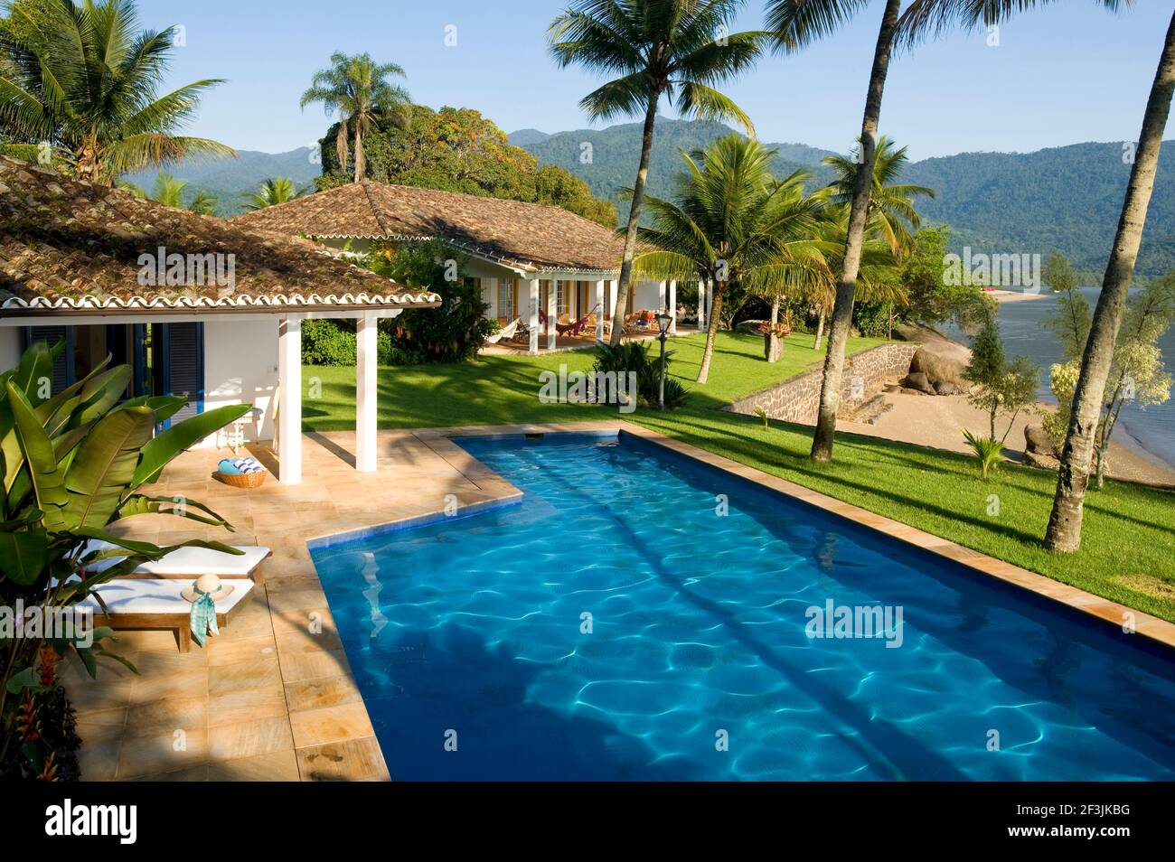 Privathaus in Parati Brasilien. Blick auf das Haupthaus, den Graden und den Privatstrand. Stockfoto
