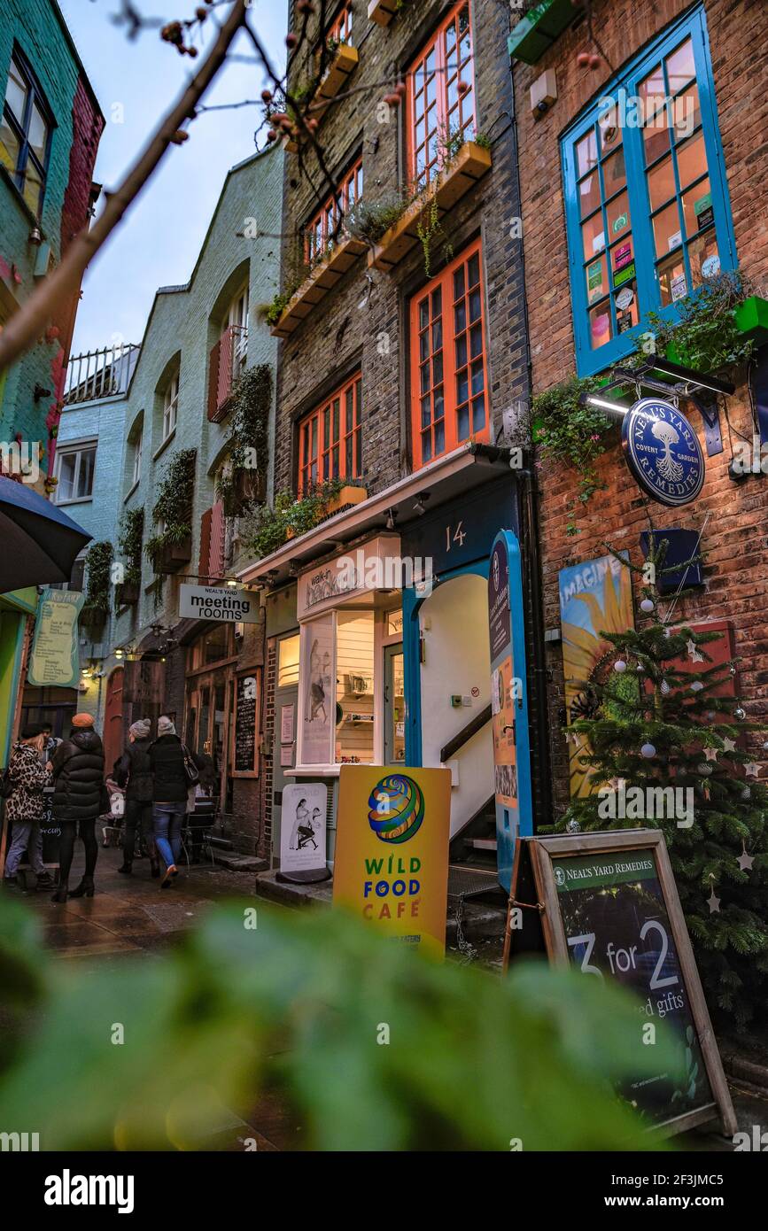 LONDON, VEREINIGTES KÖNIGREICH - 28. Dez 2018: Eine erstaunliche Aufnahme von Neals Yard Hidden Passage Alley in der Nähe von Covent Garden in London, Großbritannien Stockfoto