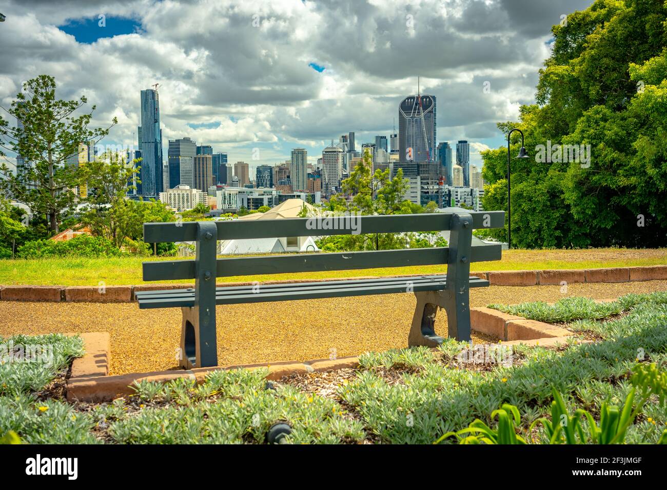 Brisbane, Australien - Parkbank mit einem tollen Blick auf die Stadt Stockfoto