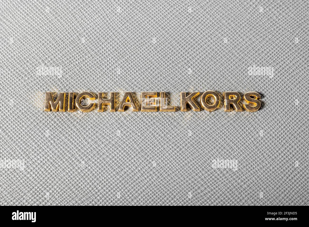MOSKAU, RUSSLAND - 17. MÄRZ 2021: Nahaufnahme Logo Michael Kors auf Leder  graue Handtasche. Michael Kors Marke von Kleidung und Accessoires  Stockfotografie - Alamy