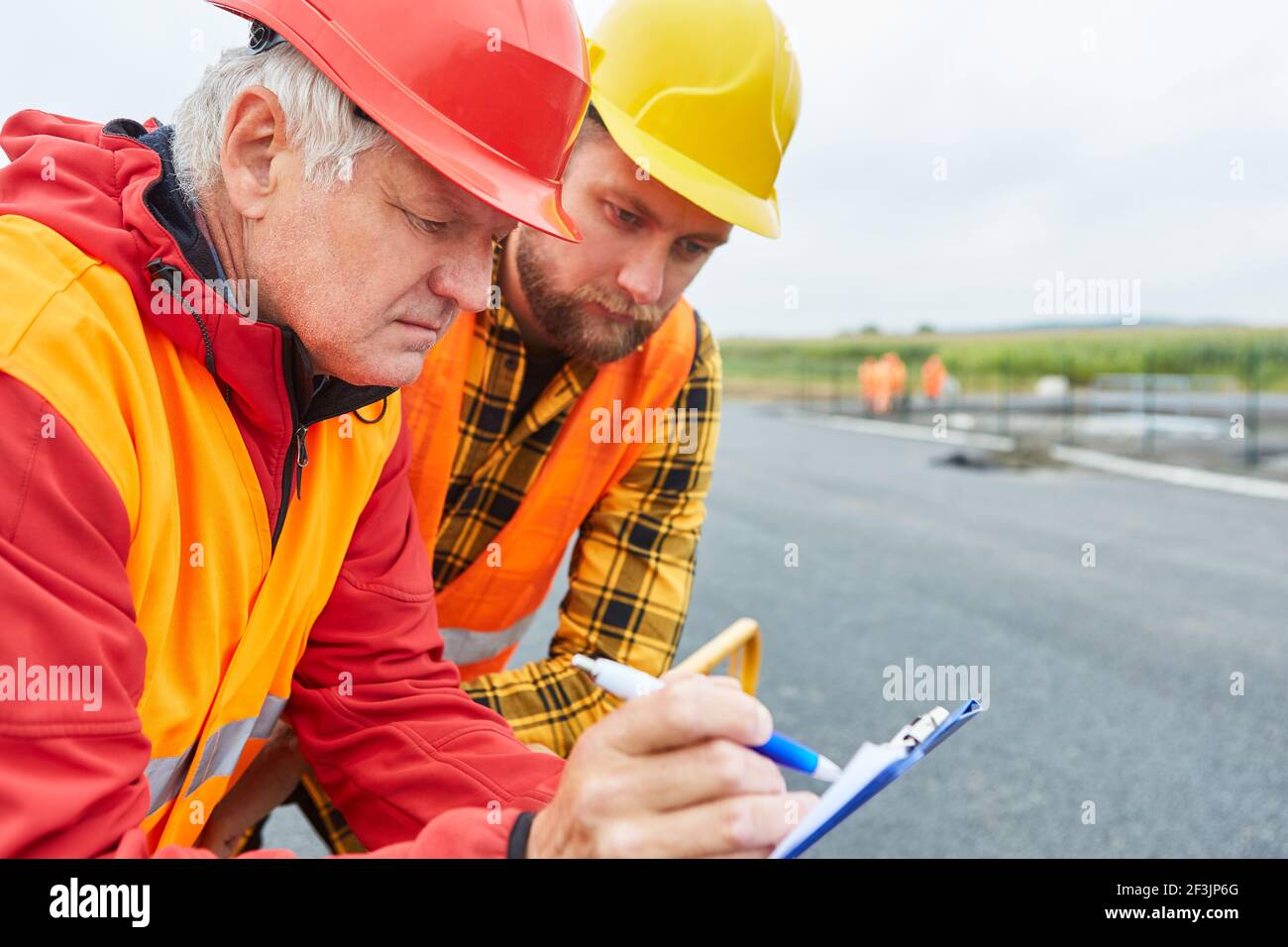 Architekt und Vorarbeiter im Straßenbau mit Checkliste Steuerbau Genehmigung Stockfoto