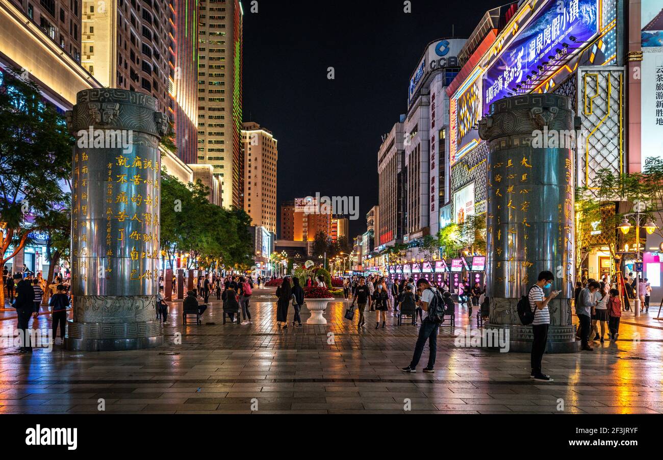 Kunming China , 3. Oktober 2020 : Nanping Fußgängerzone Einkaufsstraße beleuchtet in der Nacht mit berühmten Säulen in Kunming Yunnan China Stockfoto
