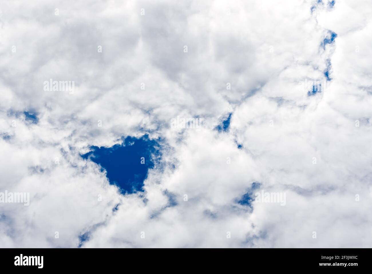 Wolke und blauer Skay Hintergrund.dramatische schöne weiße Wolken auf einem blauen Himmel. Stockfoto