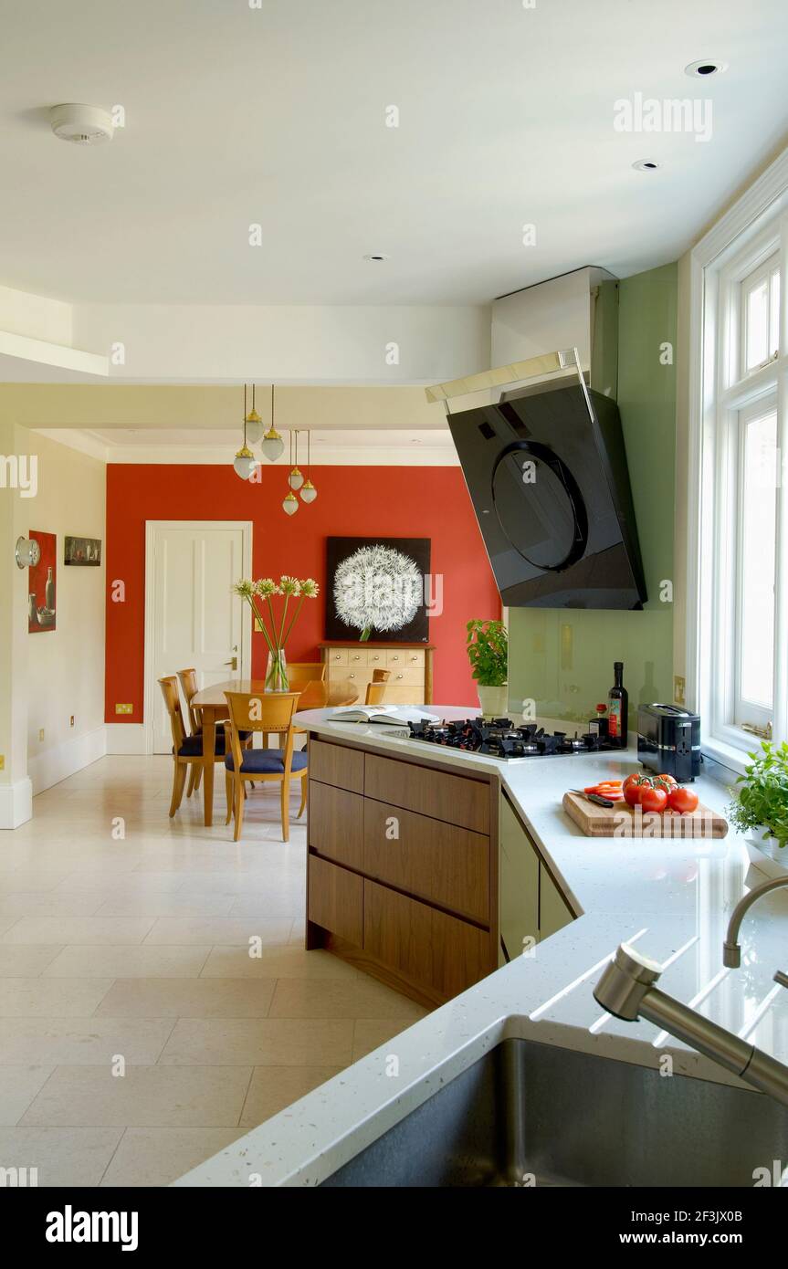 Moderne Art déco-Küche mit Nussbaum und Minze Stockfoto