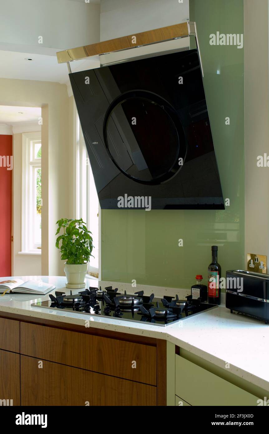 Moderne Art déco-Küche mit Nussbaum und Minze Stockfoto