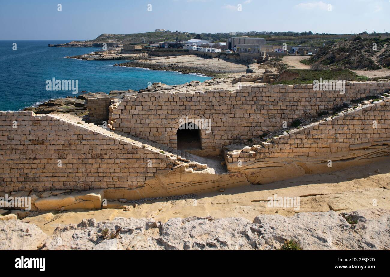 Fragmentfotos und Ruinen von Fort Ricasoli, das zwischen 1670 und 1698 vom Orden des Heiligen Johannes erbaut wurde, in Kalkara, Malta. Es ist die Lerche Stockfoto