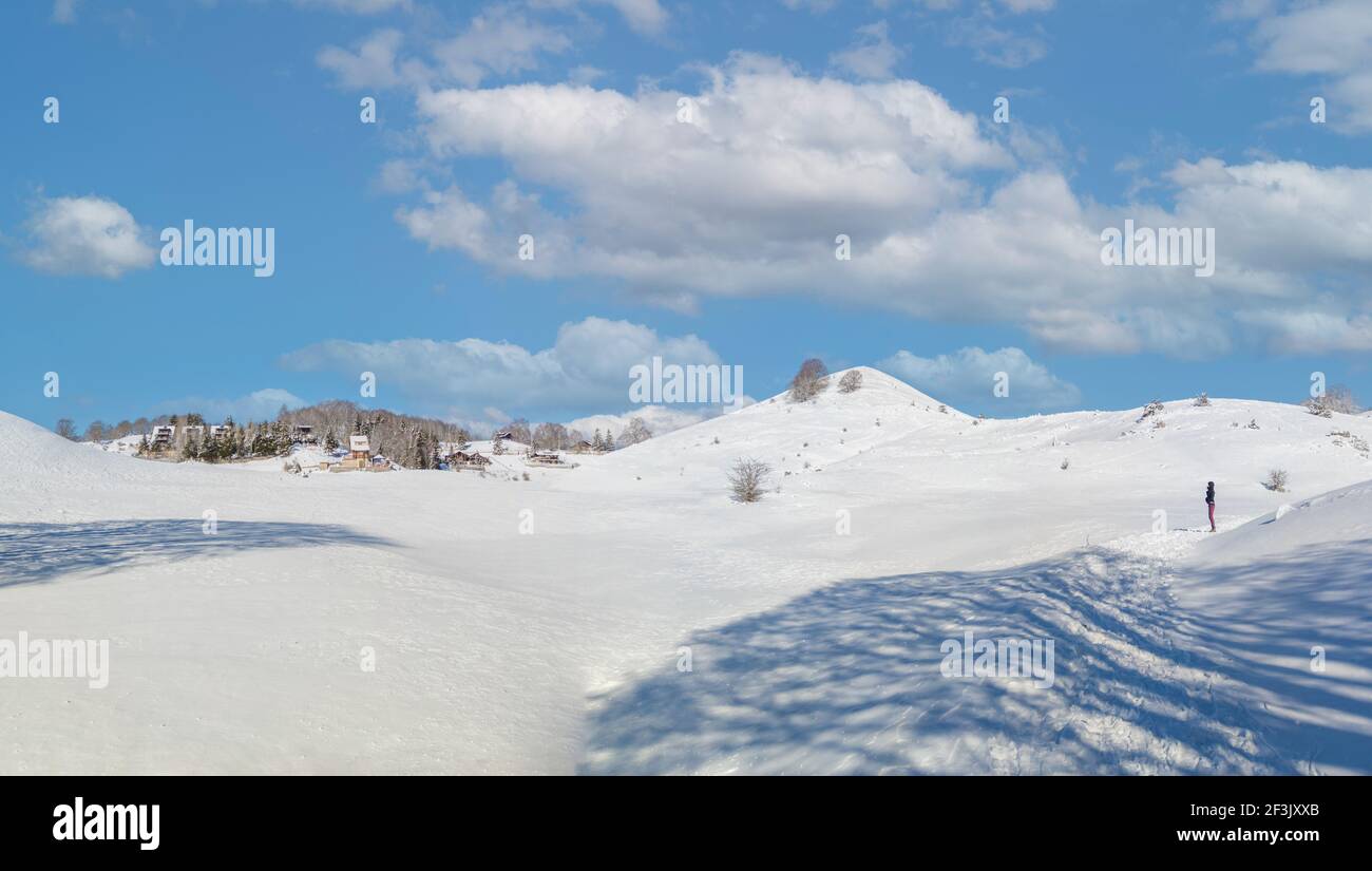 Campaegli von Cervara di Roma (Italien) - die schneebedeckten Berge mit Wald in der Provinz Roma, Region Latium, in Simbruini Berge. Hier eine Landschaft. Stockfoto