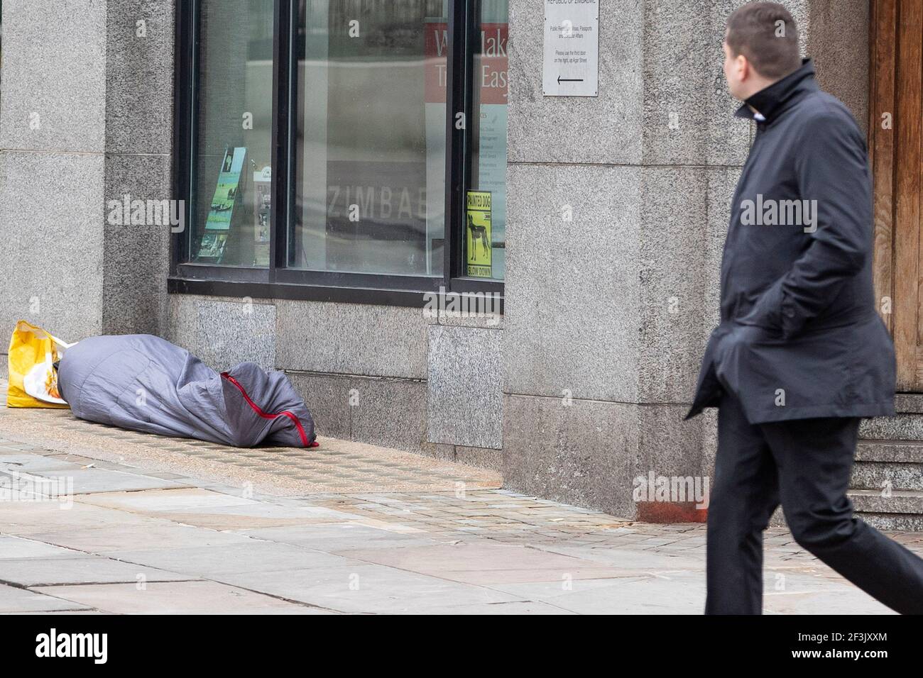 Obdachloser auf dem Strand London, während der britischen nationalen Lockdown März 2021 Stockfoto