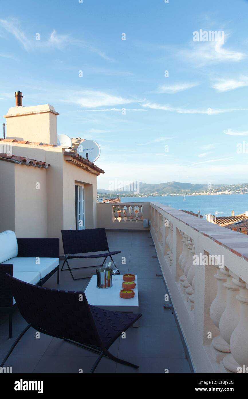 Suche entlang der Dachterrasse in Richtung Meer, Remparts, Wohnung in St Tropez Stockfoto