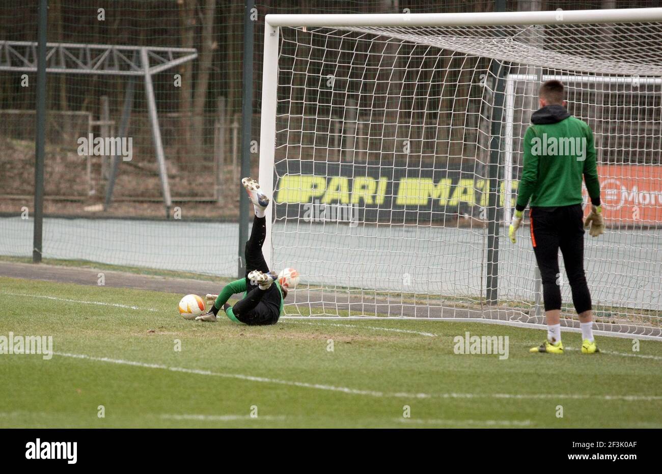 Kiew, Ukraine. März 2021, 17th. Kiew, UKRAINE - 17. MÄRZ 2021 - Spieler des FC Shakhtar Donetsk üben während eines offenen Trainings im Swjatoshyn Sports Complex vor der UEFA Europa League Runde des 16 2nd-Leg-Spiels gegen A.S. Roma, die am Donnerstag, 18. März, in Kiew, stattfinden soll. Hauptstadt der Ukraine. Kredit: Ukrinform/Alamy Live Nachrichten Stockfoto