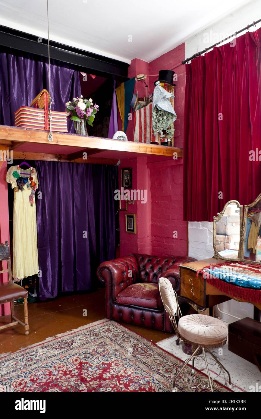 Innenaufnahme des Schlafzimmers im ersten Stock des Ankleidezimmers 2 Stockfoto