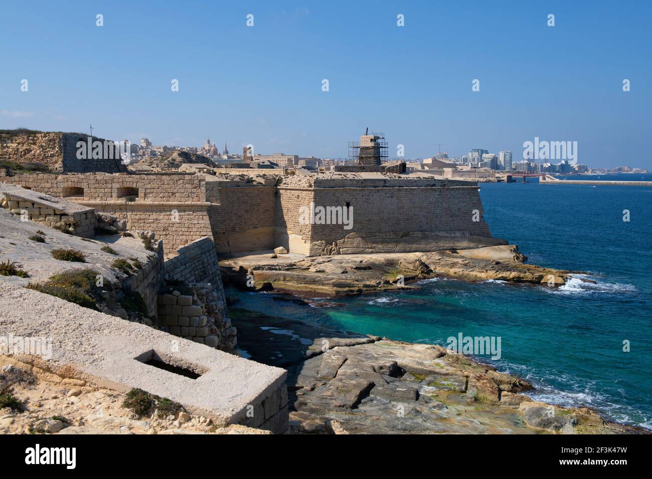 Fragmentfotos und Ruinen von Fort Ricasoli, das zwischen 1670 und 1698 vom Orden des Heiligen Johannes erbaut wurde, in Kalkara, Malta. Es ist die Lerche Stockfoto