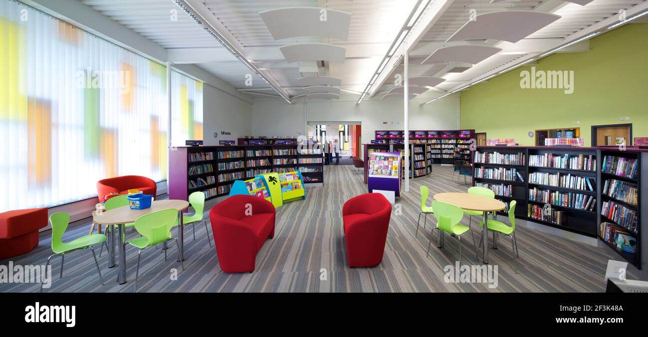 Fitton Hill Centre, Oldham. Willmott Dixon wurden gebaut, ein neue Bibliothek und Jugend Zentrum bei Fitton Hill in Oldham Stockfoto