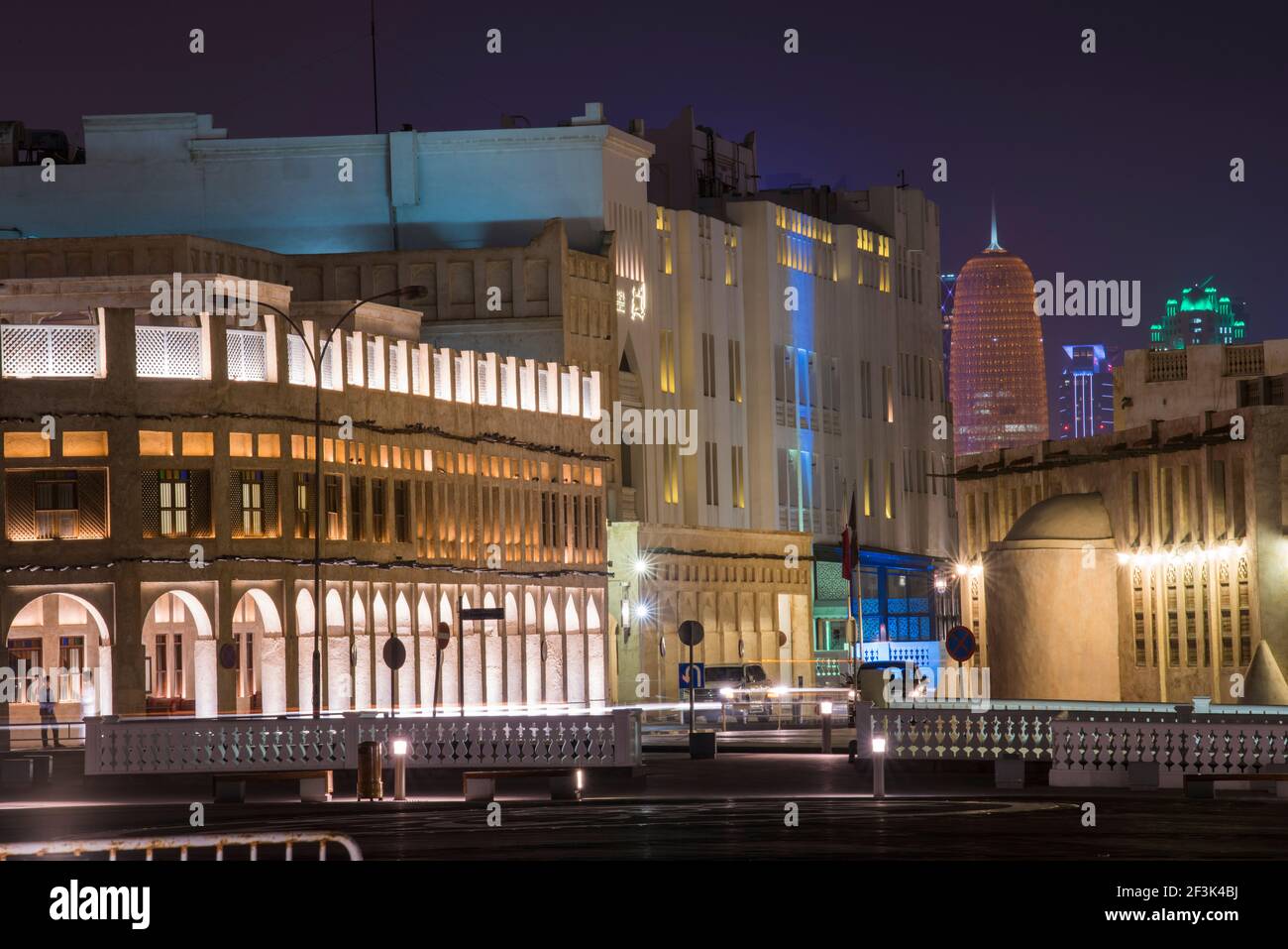 Doha, Katar - März 04,2022 : Nachtsicht auf die traditionelle arabische Architektur des Marktes Souk Waqif. Stockfoto