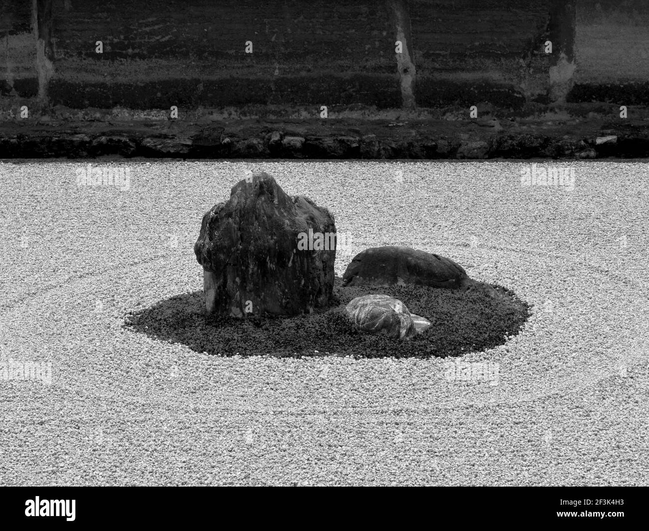 Nahaufnahme in schwarz-weiß von Steinen im Weltkulturerbe japanischen Steingarten, Ryoanji Tempel in Kyoto Japan. Stockfoto