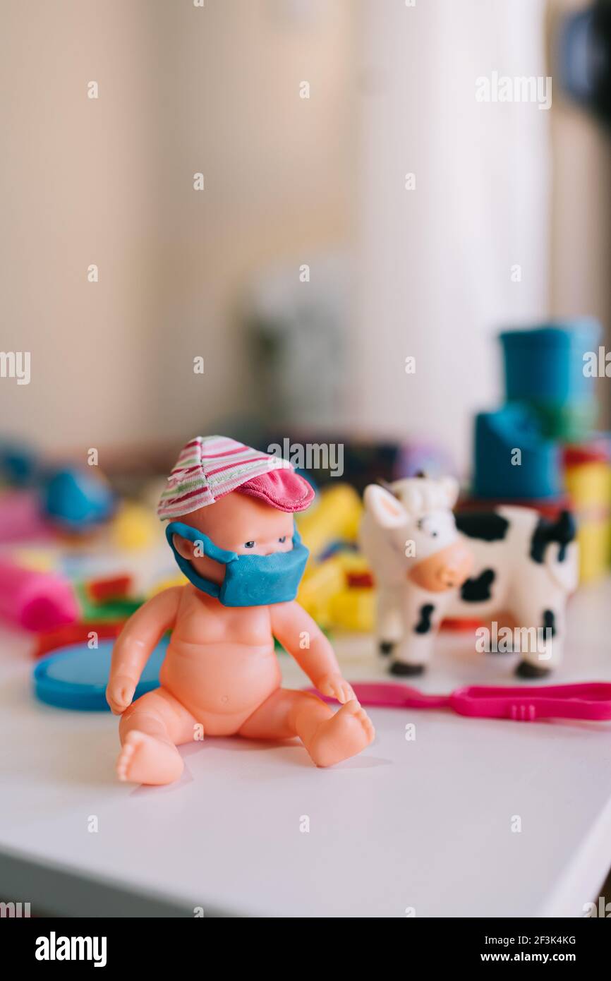 Budva, Montenegro - 17. märz 2021: Baby-Puppe in einer Plastilin-Schutzmaske DIY mit dem Konzept des Schutzes gegen das Corona-Virus - COVID19 Stockfoto