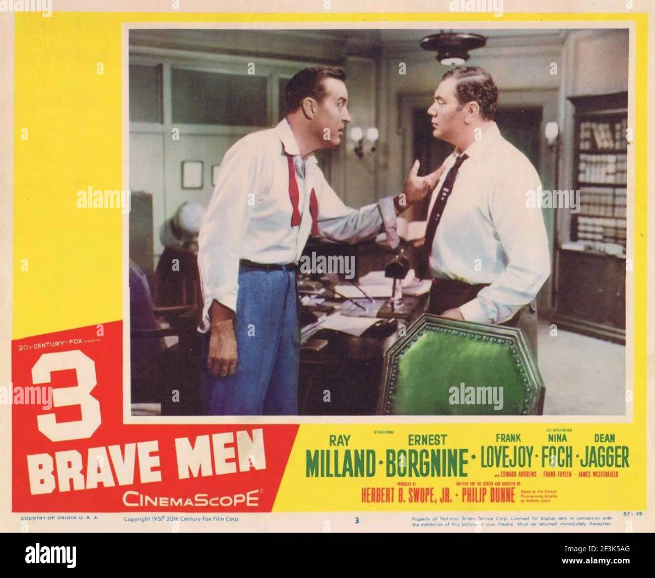 3 TAPFERE MÄNNER aka drei tapfere Männer 1956 20th Jahrhundert Fox-Film mit Ray Milland links und Ernest Borgnine Stockfoto