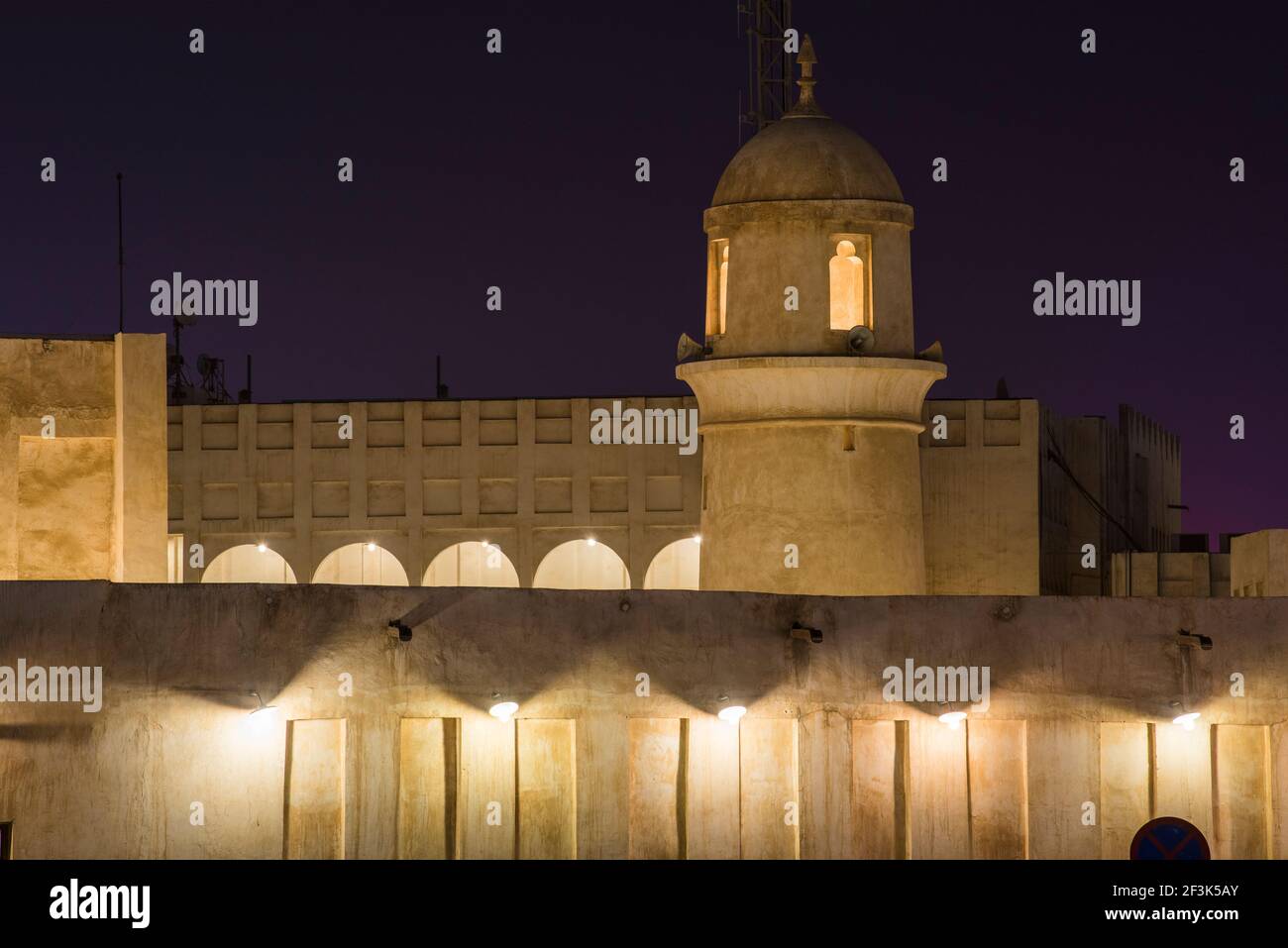 Doha, Katar - März 04,2022 : Nachtsicht auf die traditionelle arabische Architektur des Marktes Souk Waqif. Stockfoto