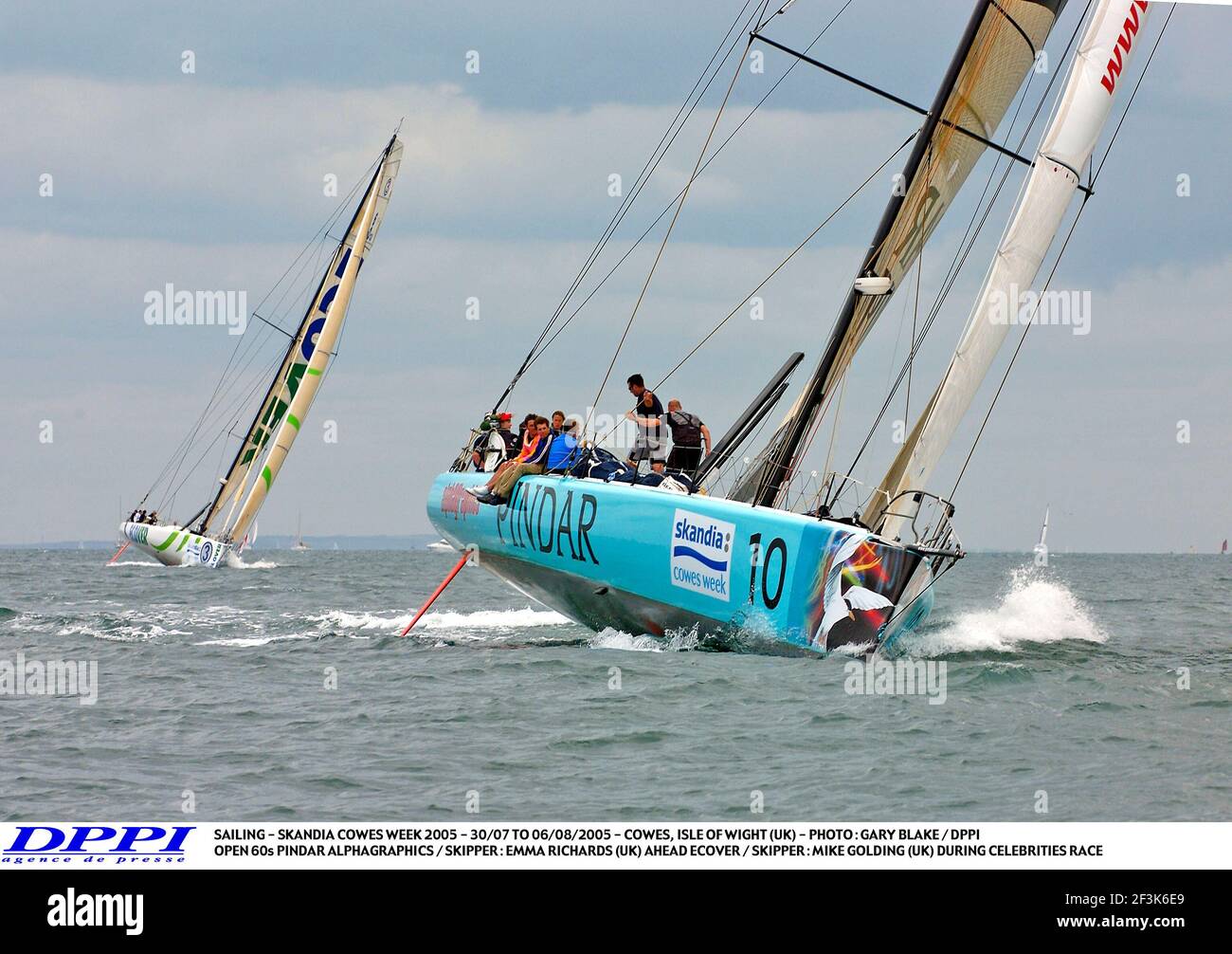 SEGELN - SKANDIA COWES WOCHE 2005 - 30/07 BIS 06/08/2005 - COWES, ISLE OF WIGHT (UK) - FOTO : GARY BLAKE / DPPI OPEN 60S PINDAR ALPHAGRAPHICS / SKIPPER : EMMA RICHARDS (UK) AHEAD ECOVERTER / SKIPPER : MIKE GOLDING (UK) WÄHREND DES PROMIS-RENNENS Stockfoto