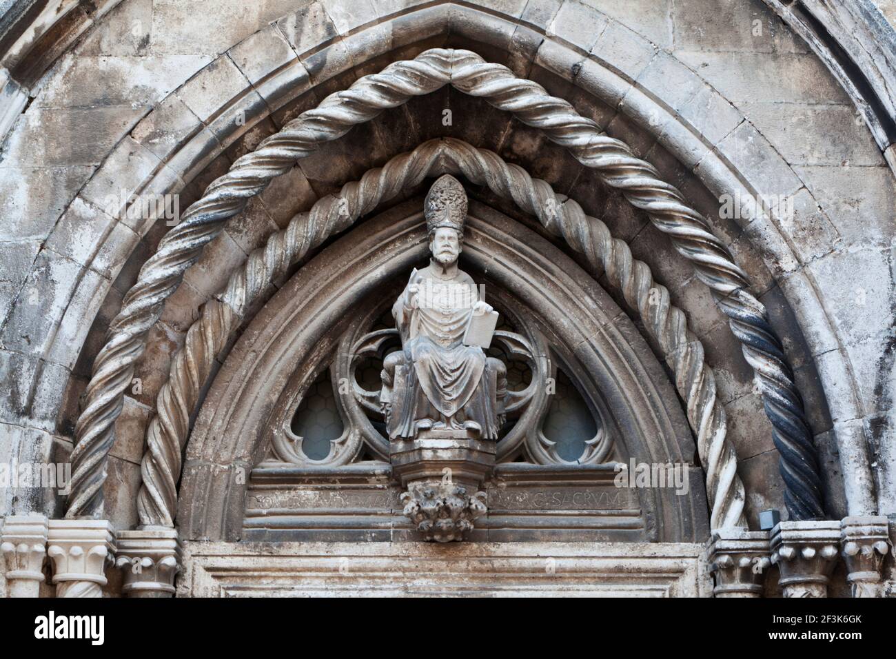 Statue des Heiligen Markus über dem Haupteingang an der 15. Jahrhundert Kathedrale von St. Mark's alte Stadt Korcula Dalmatien Kroatien Stockfoto