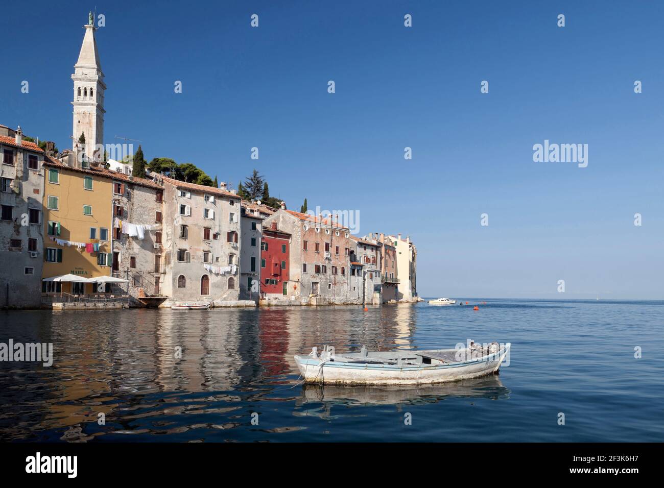 Die Old Town Waterfront und die Kathedrale von St. Euphemia Rovinj Istria Stockfoto