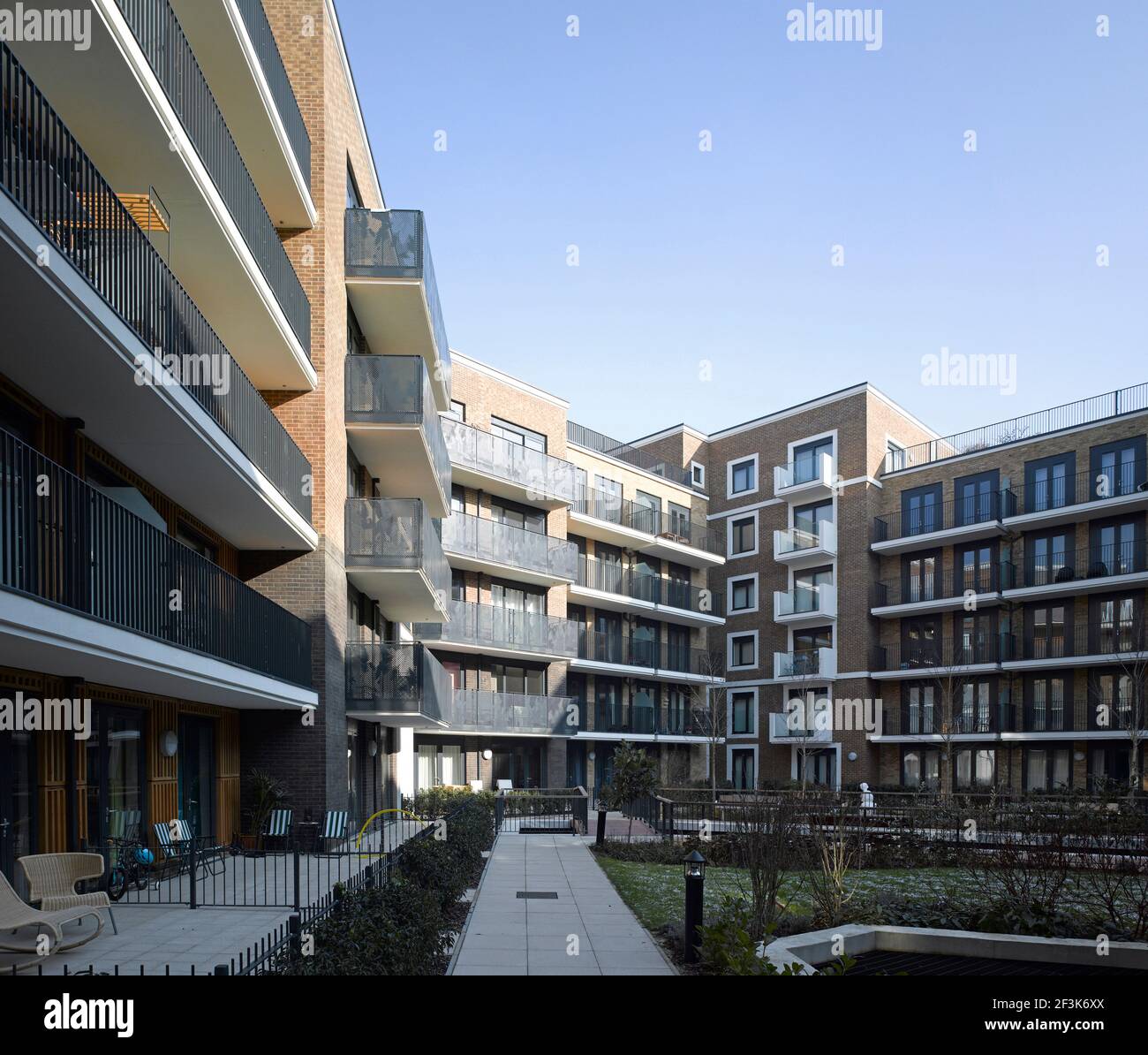 Balkon-Fassade aus Kanada Wasser Wohnungen, London, UK. Stockfoto