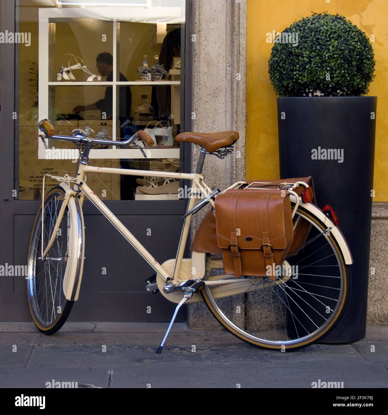 Cream Bike mit Leder Satteltaschen in Lombardei, Italien Stockfotografie -  Alamy