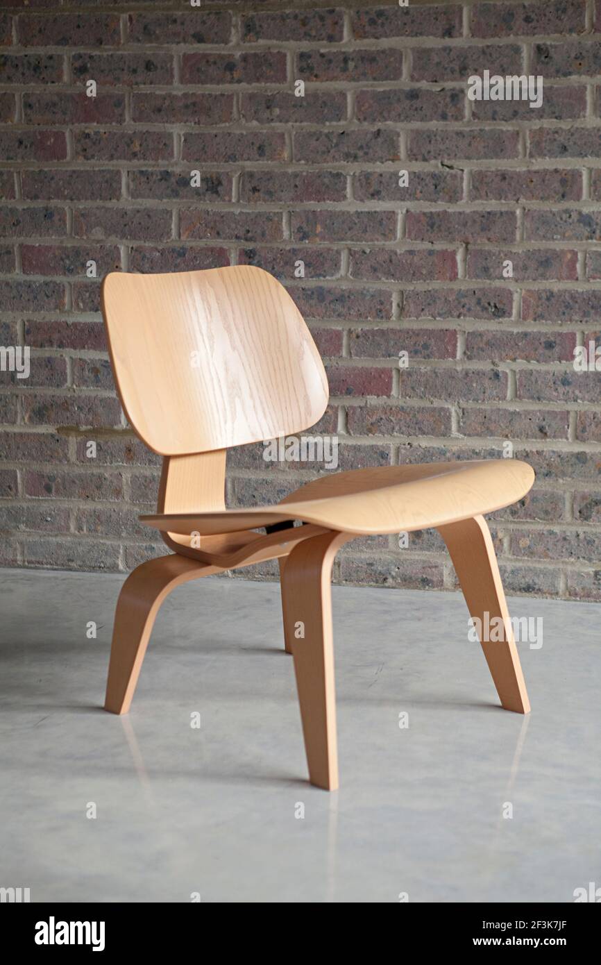 Duggan Morris Haus: Kings Grove, Peckham, London. Foto zeigt Herman Miller Eames Chair im Hauptwohnraum Stockfoto