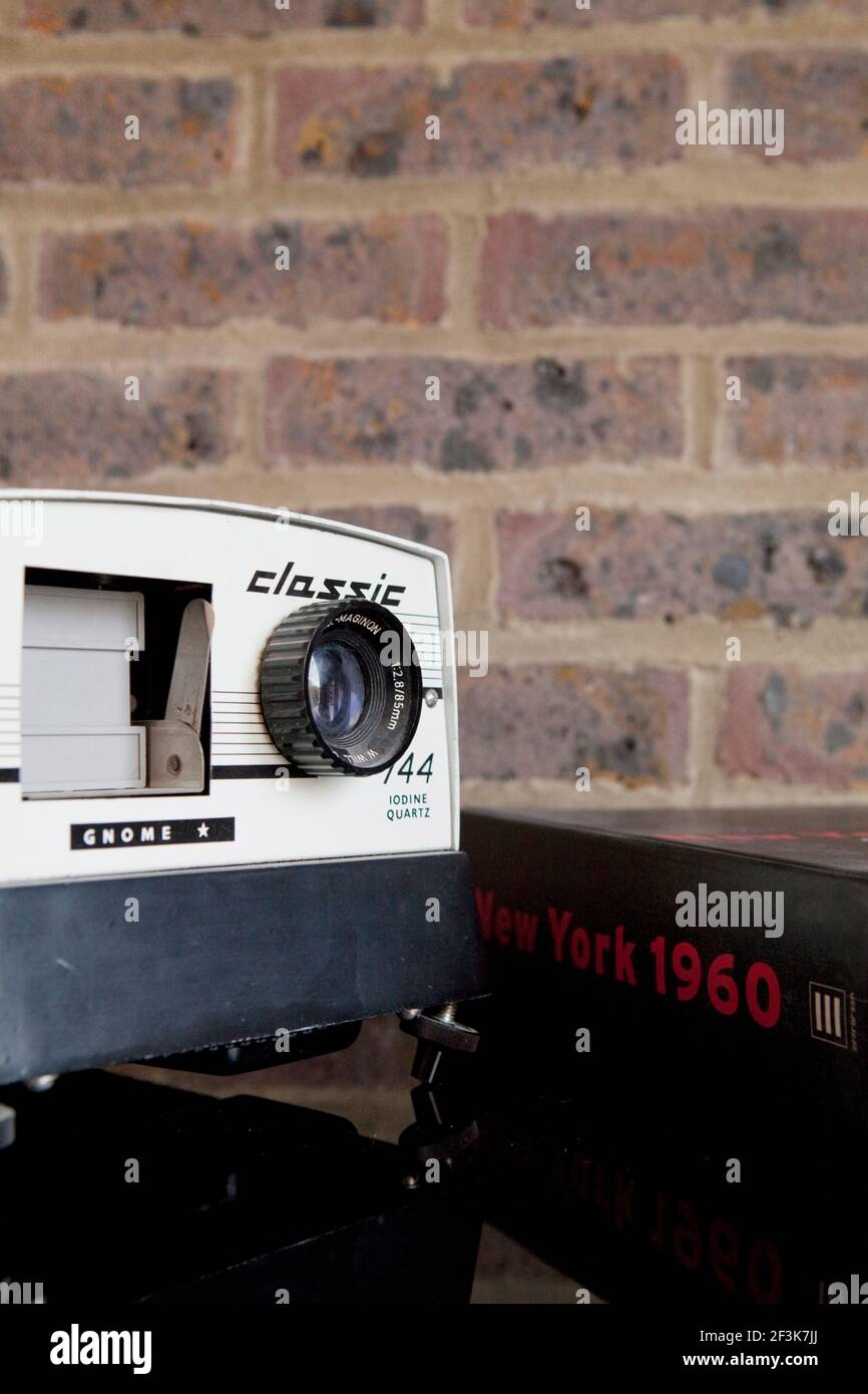 Duggan Morris Haus: Kings Grove, Peckham, London. Foto zeigt klassischen Projektor und Buch. Stockfoto