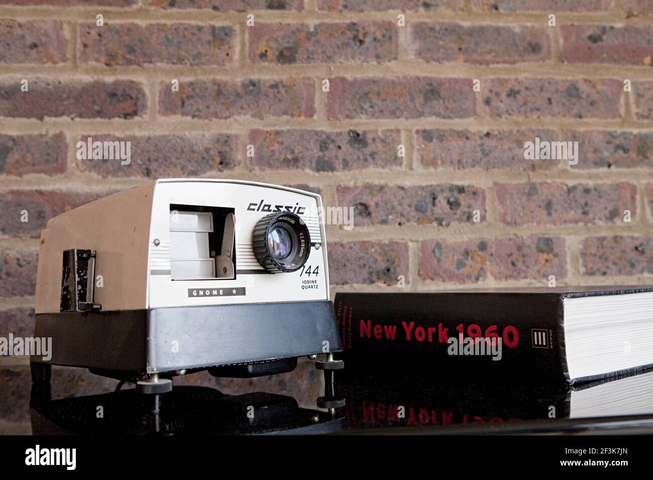 Duggan Morris Haus: Kings Grove, Peckham, London. Foto zeigt klassischen Projektor und Buch. Stockfoto