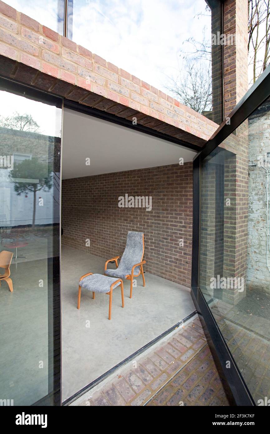 Duggan Morris Haus: Kings Grove, Peckham, London. Das Foto zeigt das Äußere, die Vorderseite des Grundstücks und das schwenkbare Fenster Stockfoto