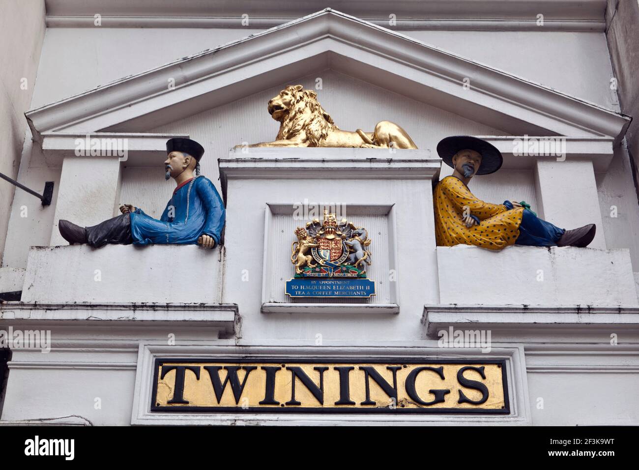 Zwei asiatische Figuren und ein goldener Löwe über dem Eingang zum Teeladen Twinings, The Strand, London, WC2, England, Großbritannien (Thomas Twining hat seine Stockfoto