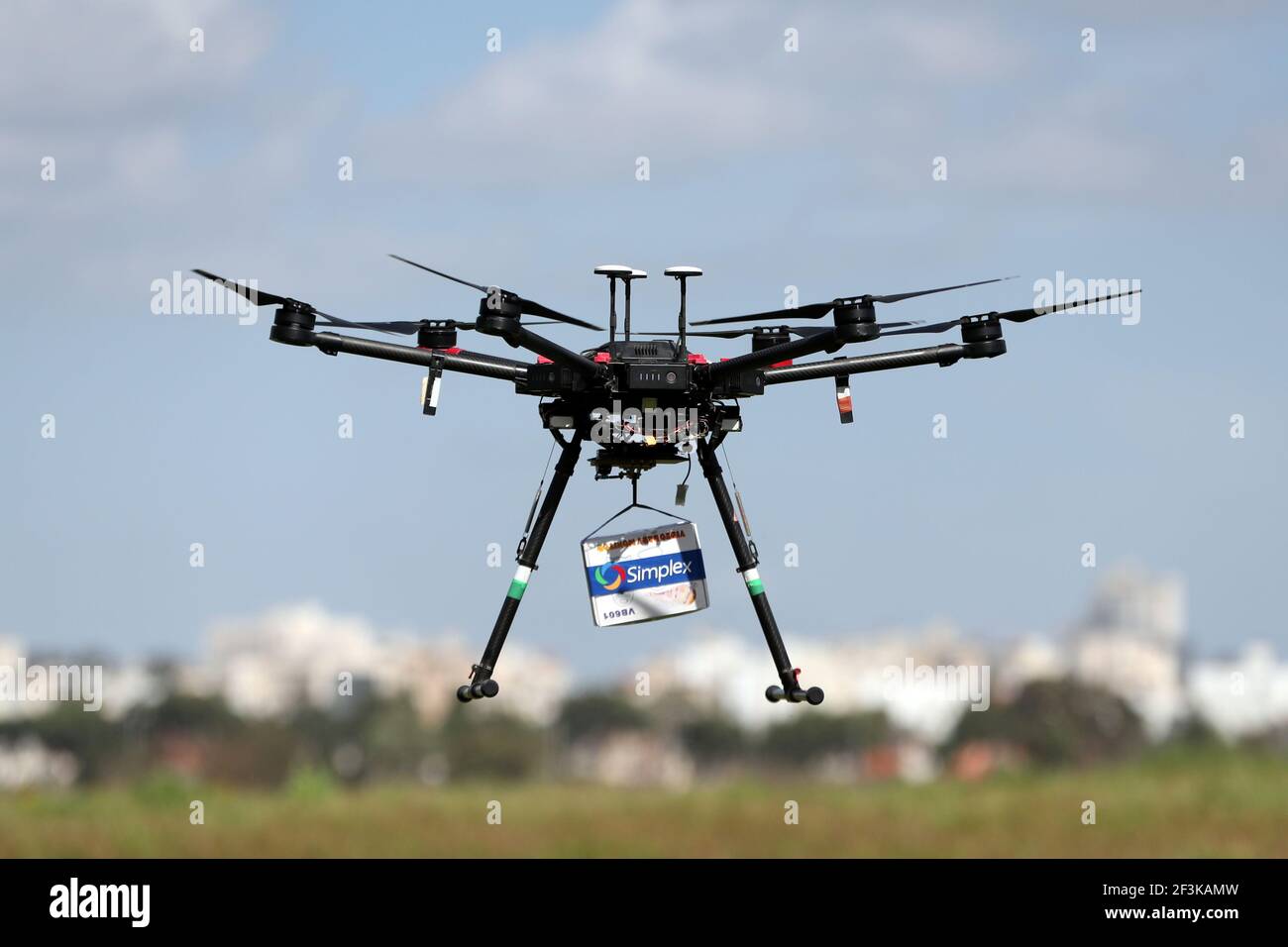 Eine Lieferdrohne wird midair während einer Demonstration gesehen, bei der Drohnen verschiedener Unternehmen in einem gemeinsamen Luftraum flogen und von einem autonomen Kontrollsystem in Haifa, in einem offenen Gebiet in der Nähe von Hadera, Israel, verwaltet wurden 17. März 2021. REUTERS/Ronen Zvulun Stockfoto
