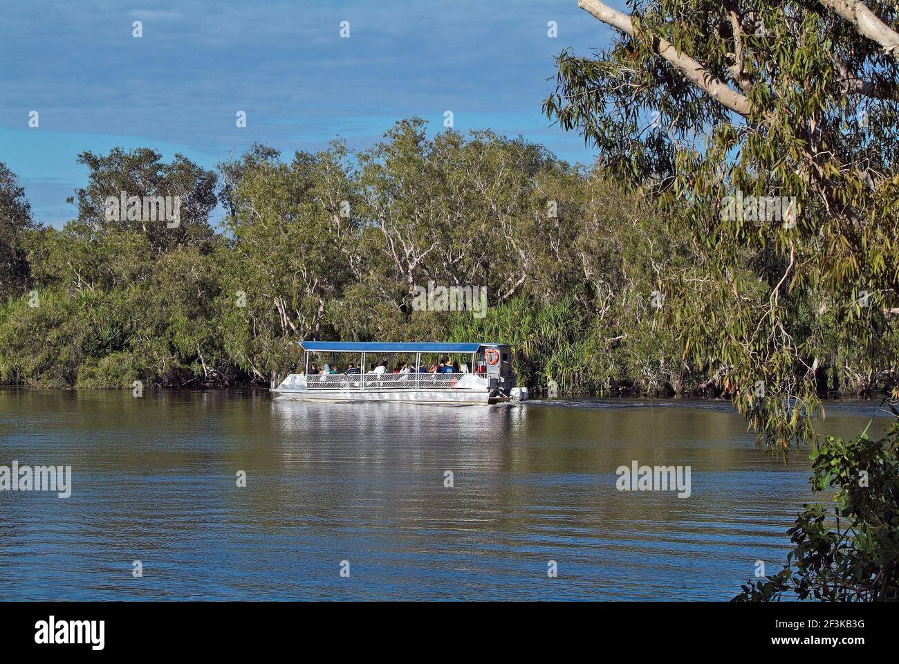 Australien, 25. April 2010: Nicht identifizierte Touristen im Vergnügungsboot in Yellow Water, Kakadu Nationalpark Stockfoto