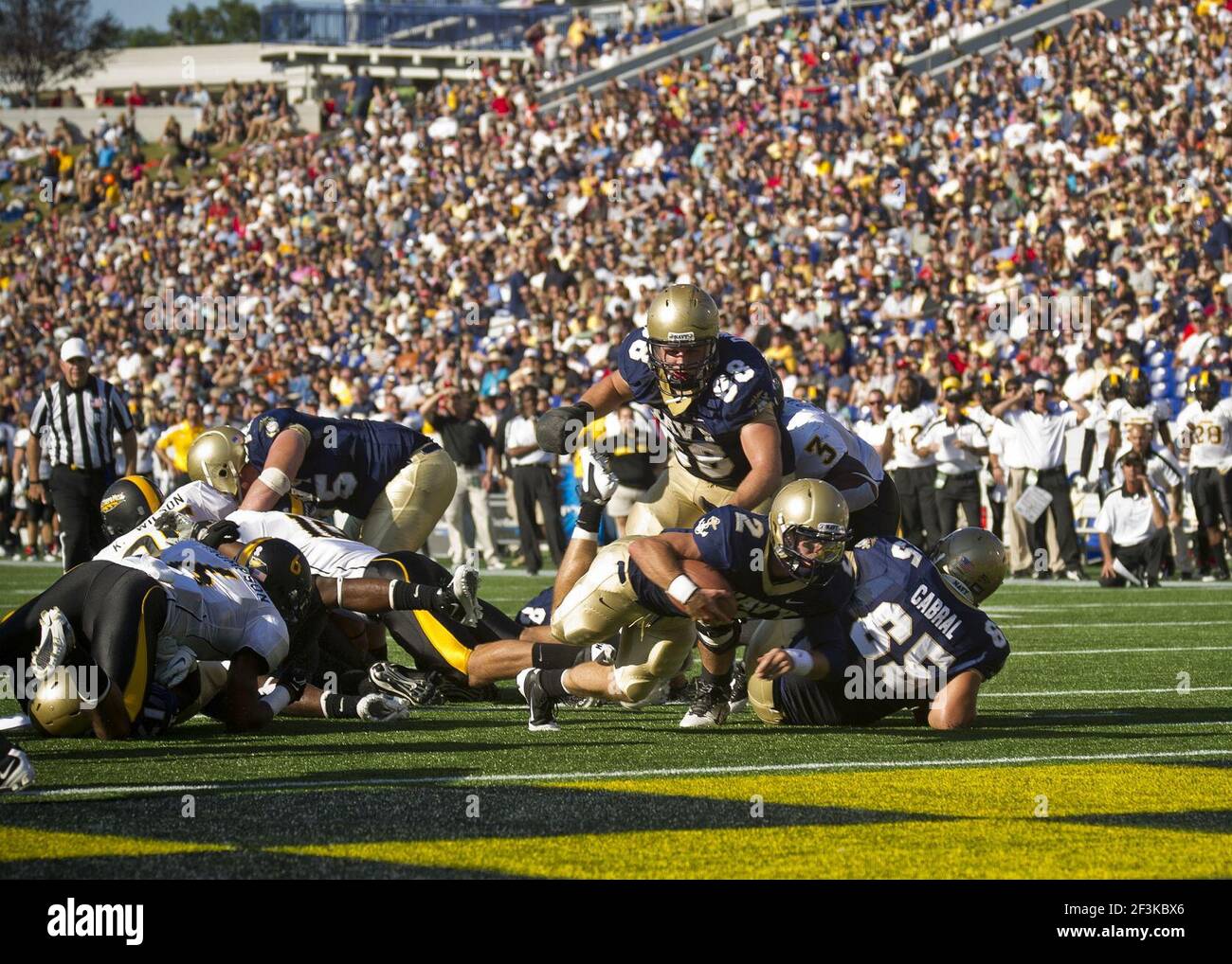 US Navy Naval Academy Quarterback Kriss Proctor (^2) taucht während eines NCAA Fußballspiels für die Torlinie. Stockfoto