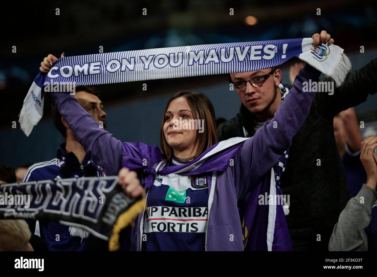 Anderlecht Fans jubeln ihr Team während des UEFA Champions League, Gruppe B Fußballspiels zwischen RSC Anderlecht und Paris Saint-Germain am 18. Oktober 2017 im Constant Vanden Stock Stadium in Brüssel, Belgien - Foto Geoffroy Van der Hasselt / DPPI Stockfoto