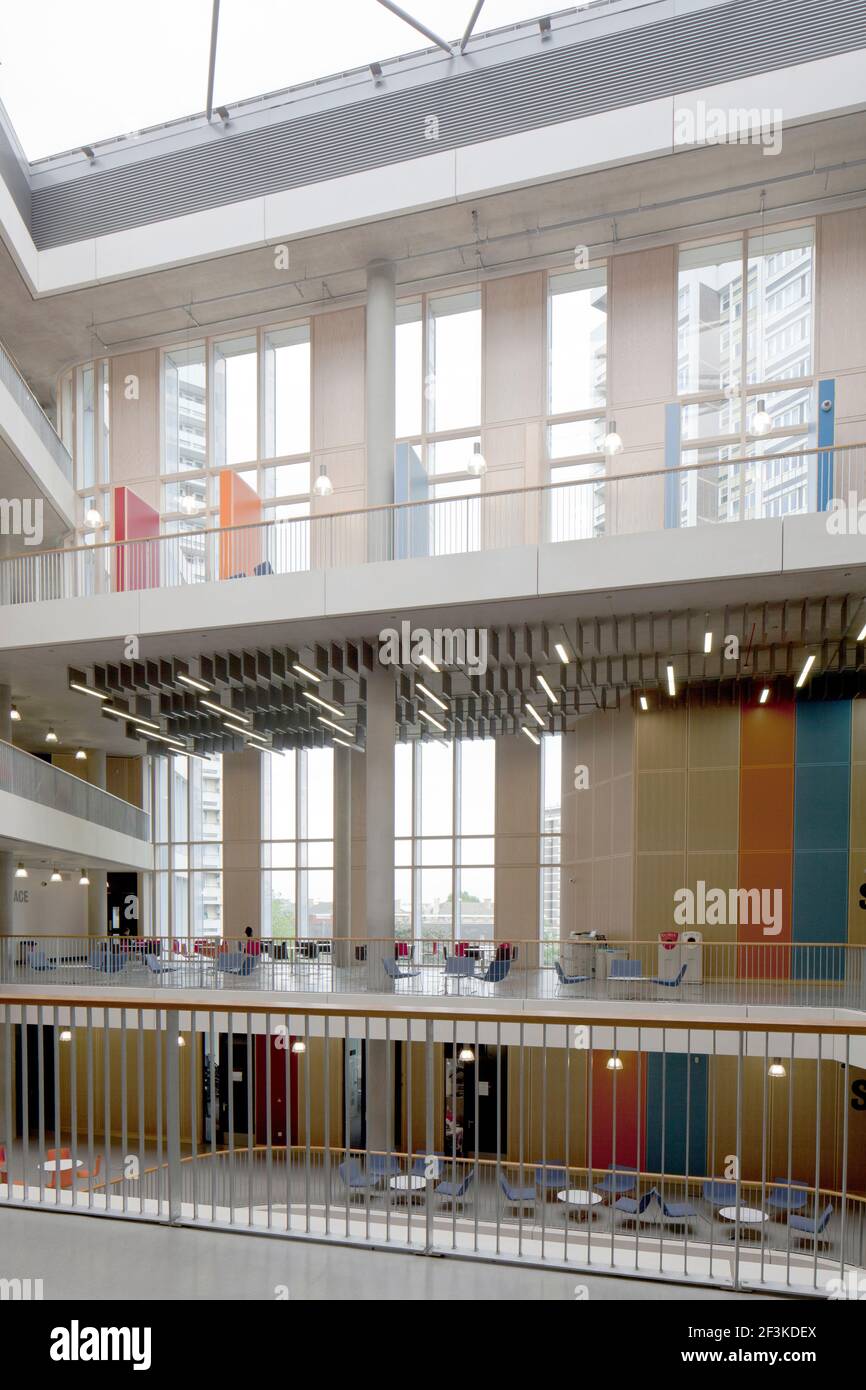 City of Westminster College, London - Schmidt Hammer Lassen Architects - Innenansicht Atrium 4. Etage 3 Level Shot Stockfoto