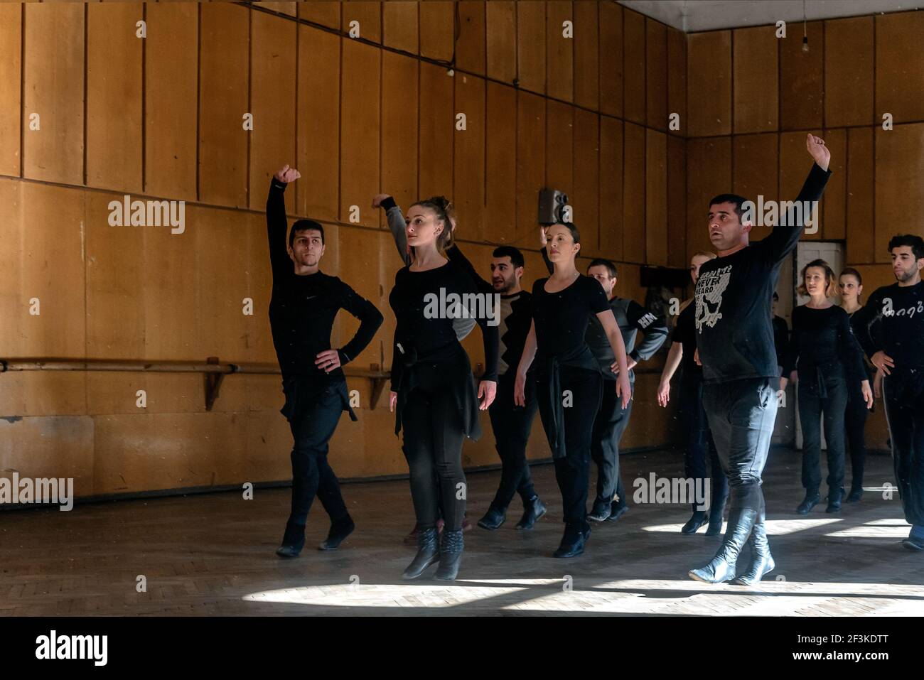 Junge Volkstanzensemble probt in Chiatura, Georgia. Stockfoto