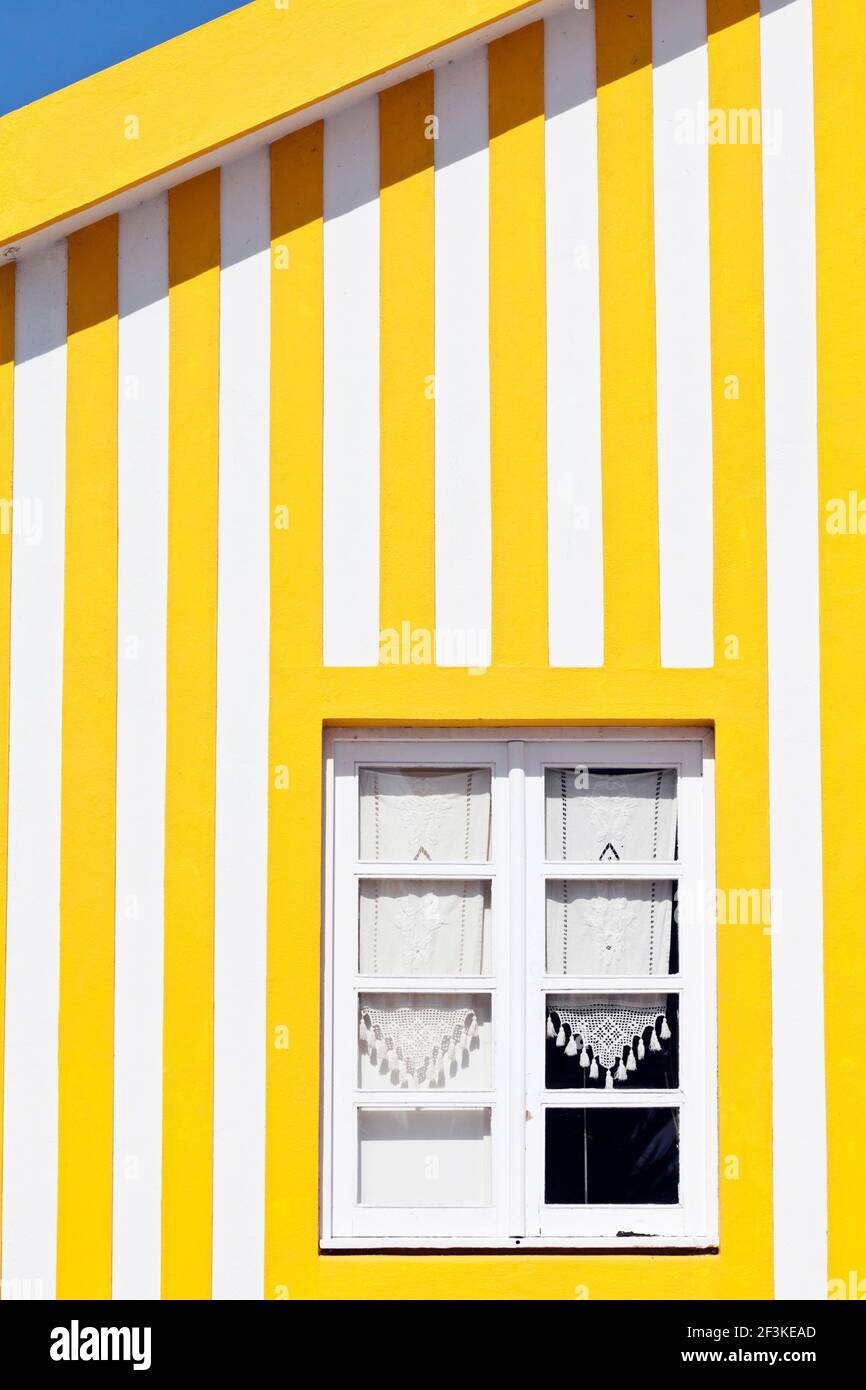 Fensterausschnitt eines Strandhauses mit gelben Bonbons in Costa Nova, Beira Litoral, Portugal Stockfoto