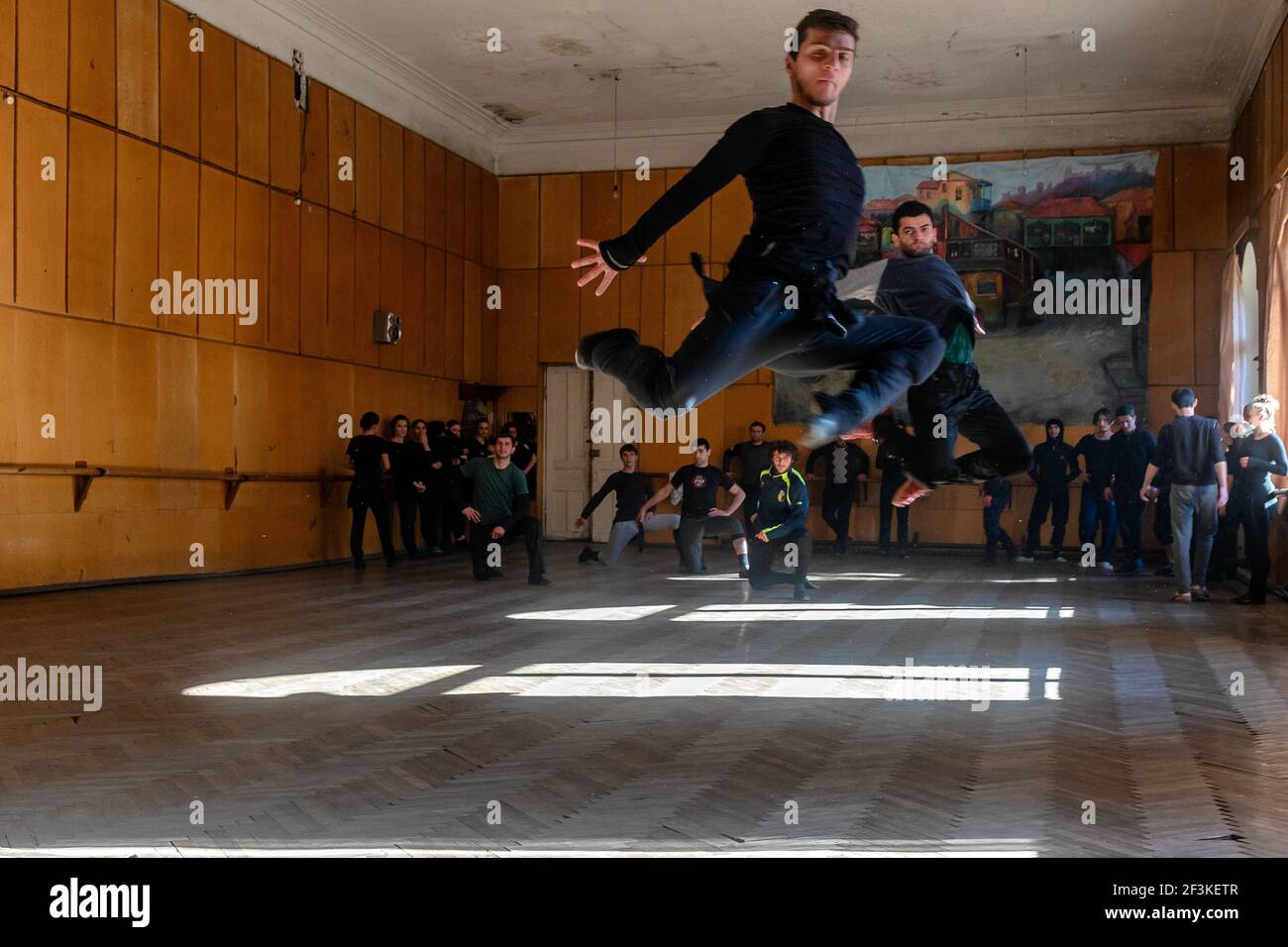 Junge Volkstanzensemble probt in Chiatura, Georgia. Stockfoto