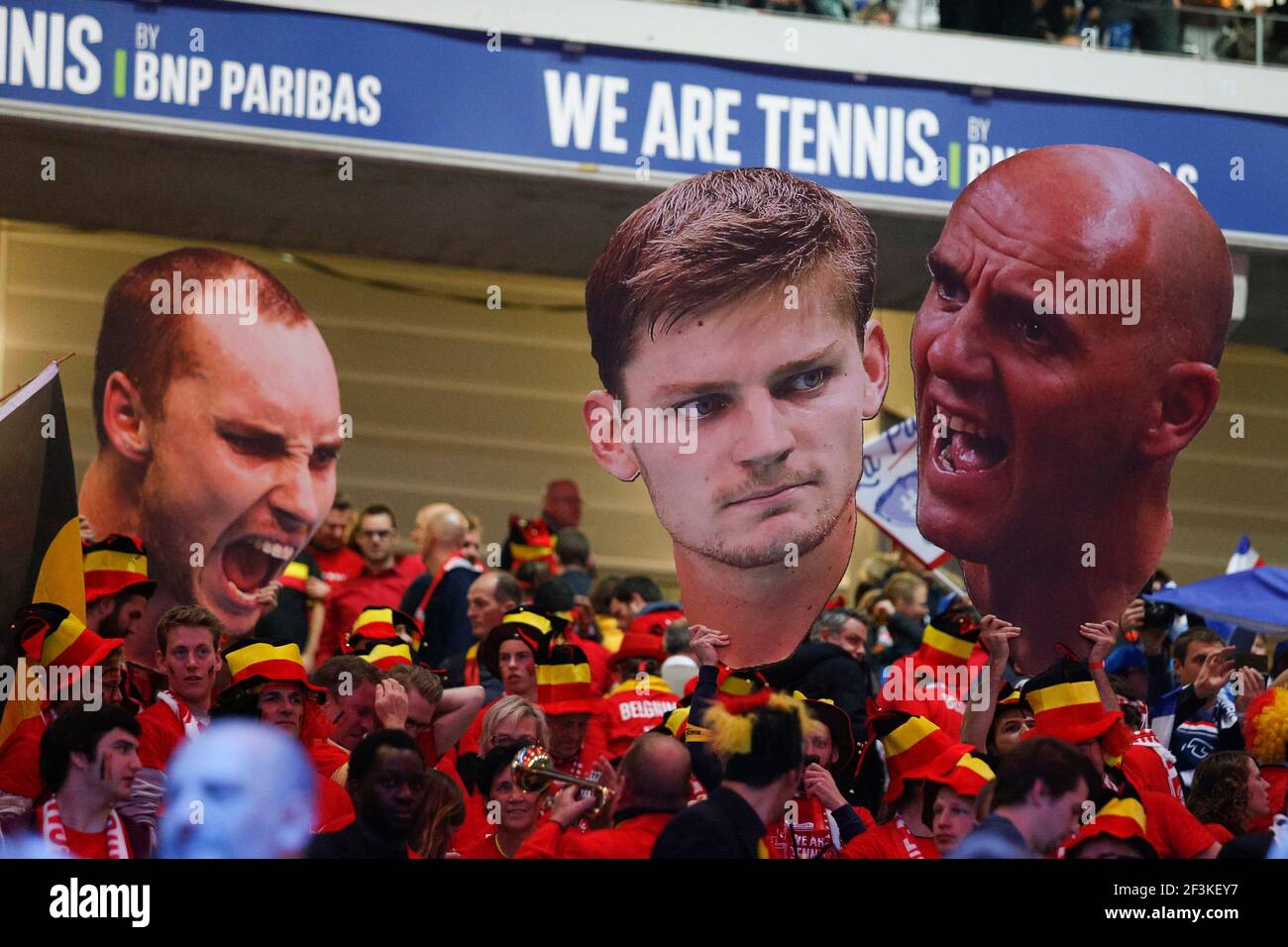 Belgiens Fans während des Davis-Cup-Tennisspiels 2017 zwischen Frankreich und Belgien am 24. November 2017 im Pierre-Mauroy-Stadion in Villeneuve-d'Ascq, in der Nähe von Lille, Frankreich - Photo Geoffroy Van der Hasselt / DPPI Stockfoto