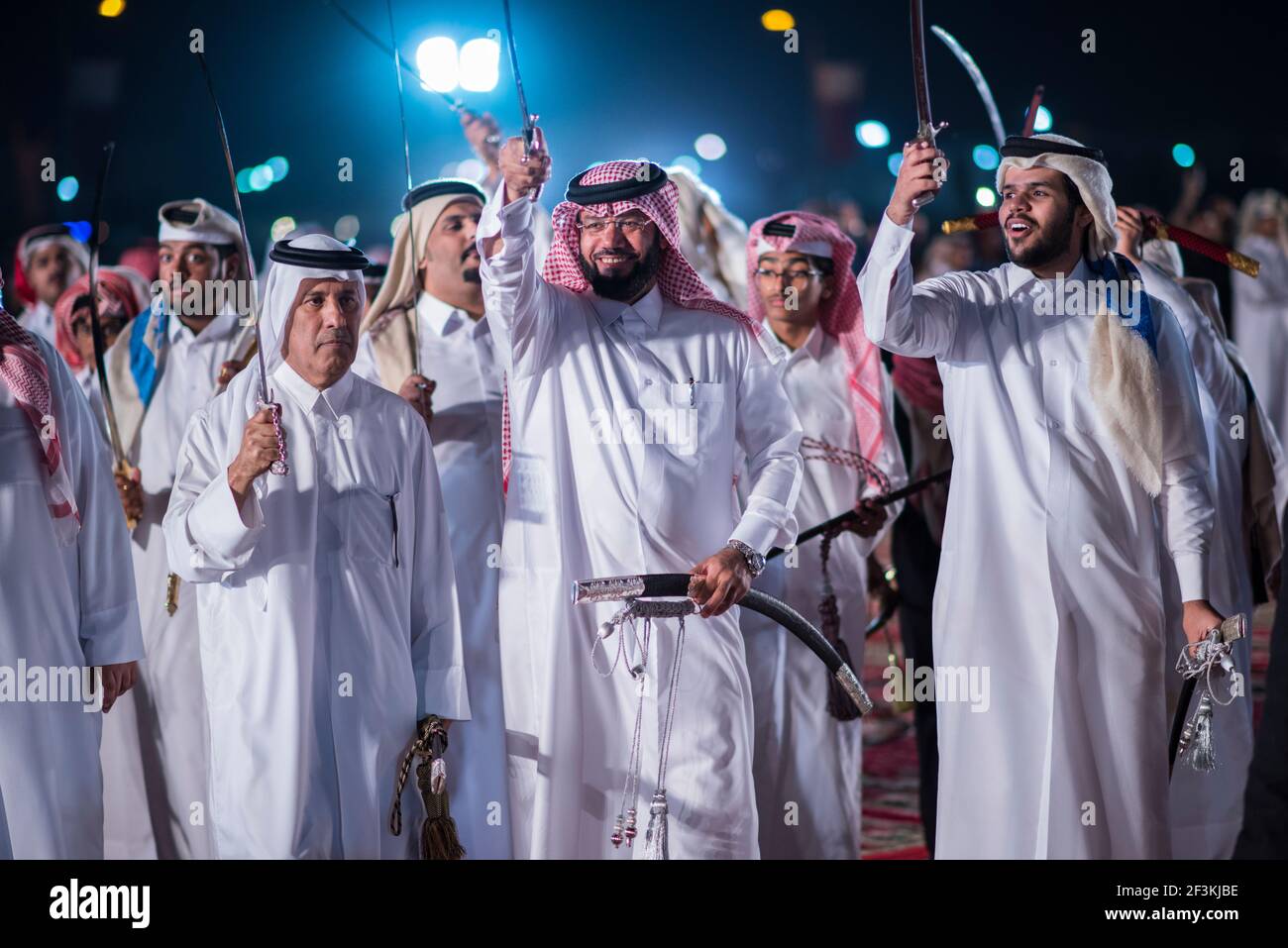 Doha, Katar-Dezember, 18,2017: Traditionelle beduinen Schwert tanzen zur Feier des nationalen Qatar Tages. Stockfoto