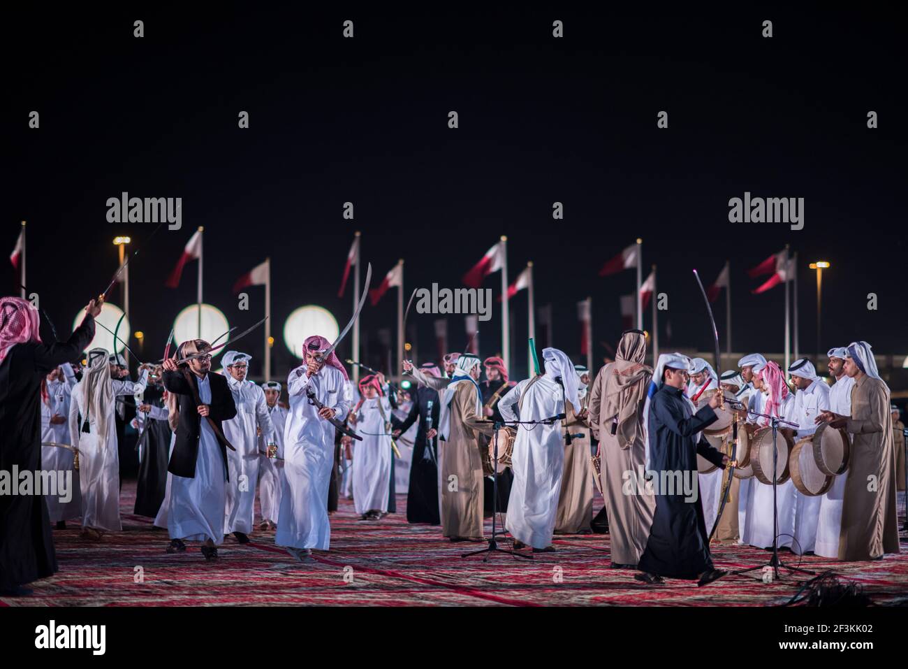 Doha, Katar-Dezember, 18,2017: Traditionelle beduinen Schwert tanzen zur Feier des nationalen Qatar Tages. Stockfoto