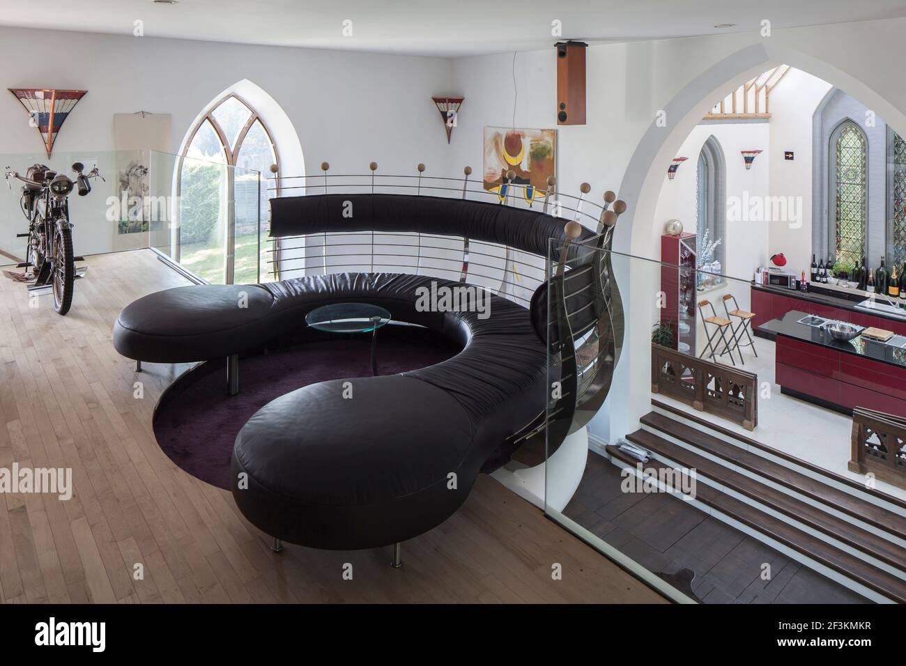 St. Johns Church, St. Johns Road, Uxbridge. Interner Lounge-Bereich, Sitzgelegenheit, Blick Auf Das Zwischengeschoss Stockfoto