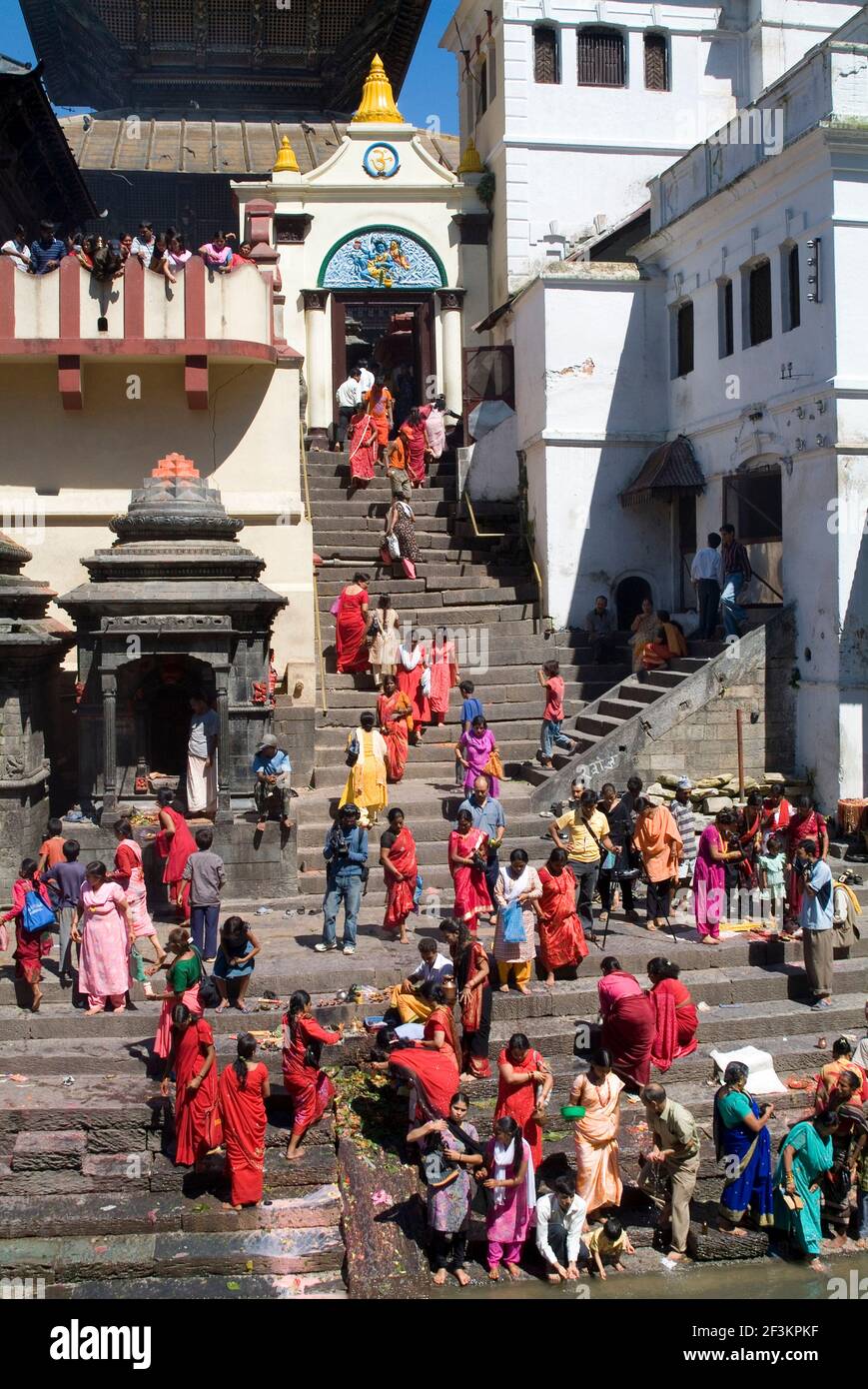 Festival für Frauen, in dem sie sich in Rot kleiden und um Segen von Lord Shiva, Pashupatinath Tempel, Kathmandu, Nepal bitten Stockfoto