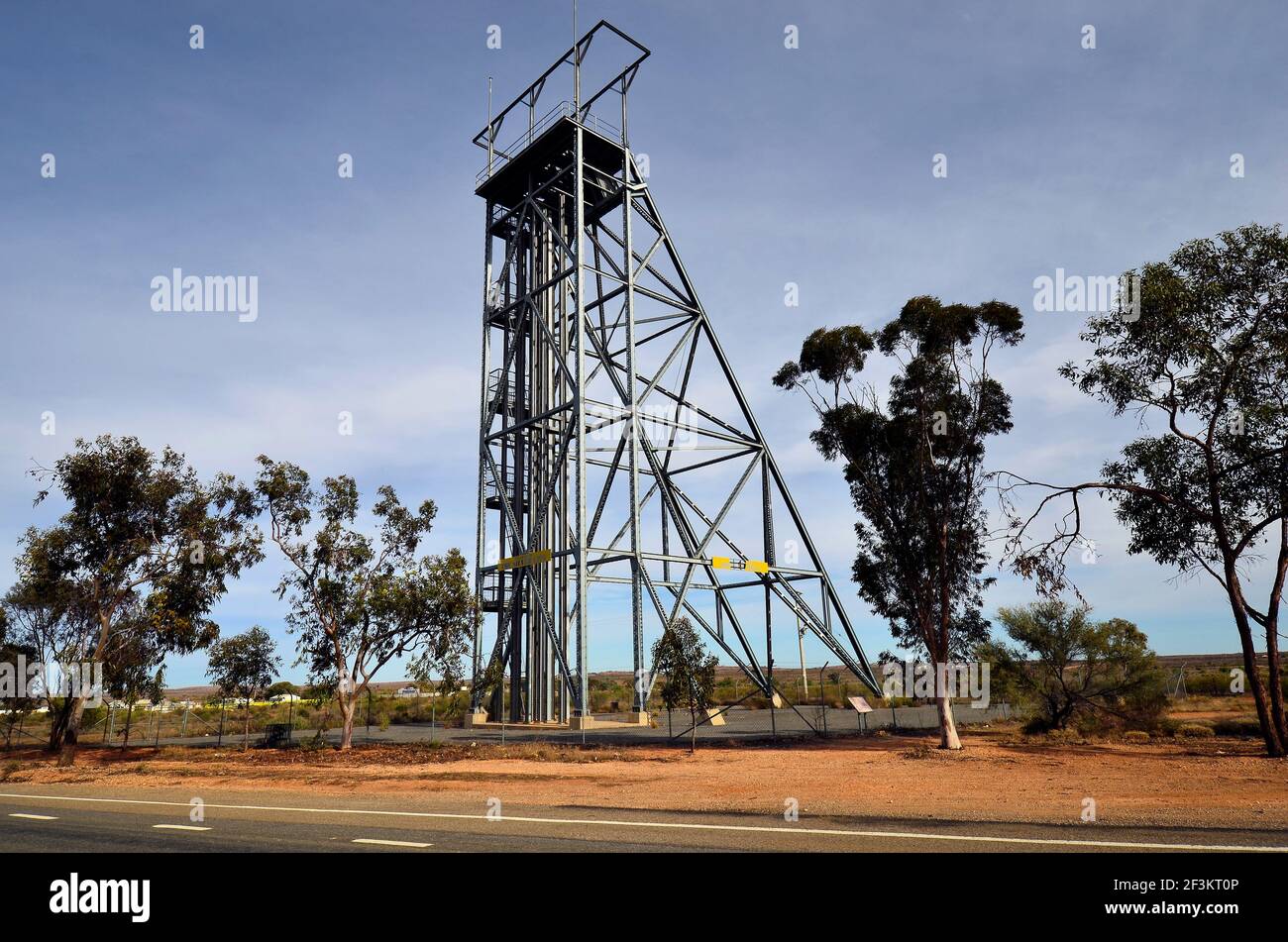 Broken Hill, NSW, Australien - 11. November 2017: Schachtturm in der Silberstadt in New South Wales, Australien, Förderturm in der Minenstadt Broken H Stockfoto