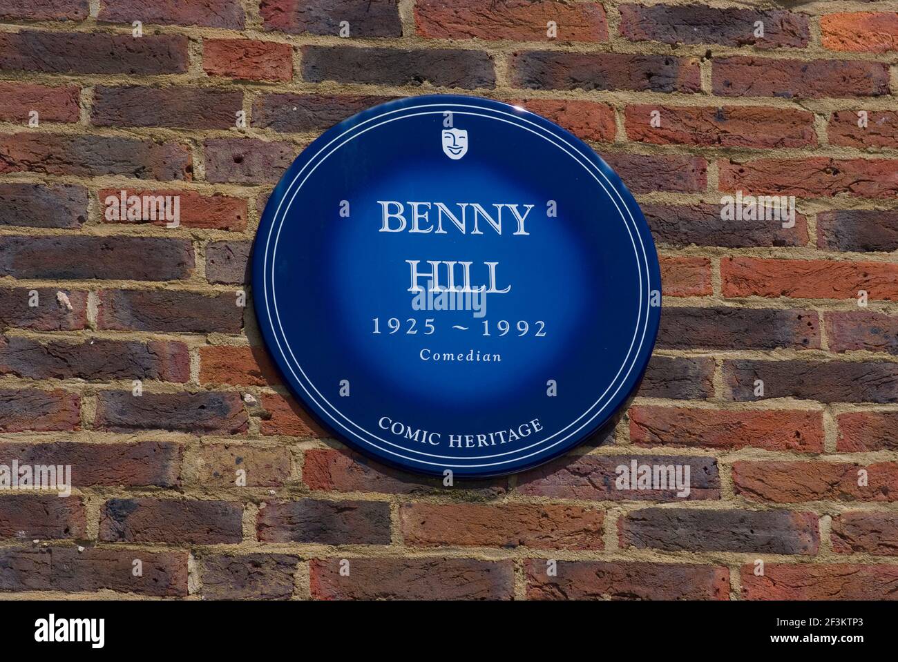 Benny Hill auf einer Gedenktafel für Comedians, die in Teddington (jetzt Teil von Pinewood) Studios, Teddington, England, arbeiteten Stockfoto