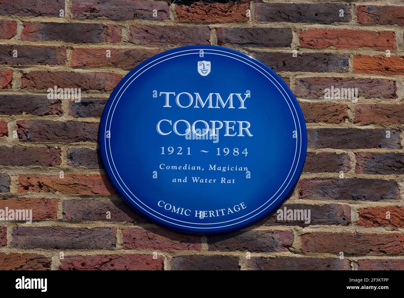 Tommy Cooper auf einer Gedenktafel für Comedians, die in Teddington (jetzt Teil von Pinewood) Studios, Teddington, England, arbeiteten Stockfoto