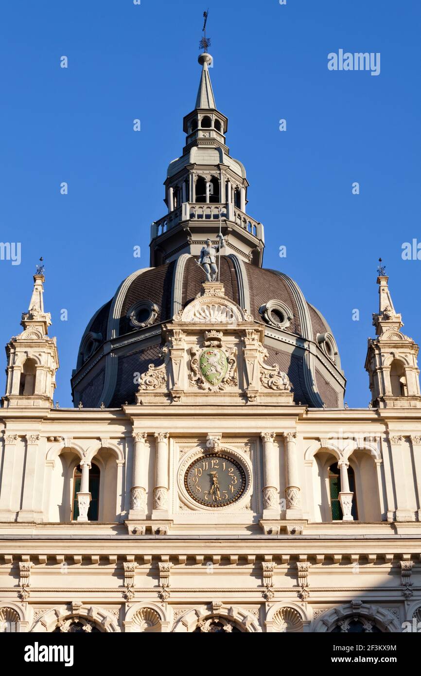 Detail der Uhr, Kuppel und Ecktürme des Rathauses, Graz, Steiermark, Österreich Stockfoto